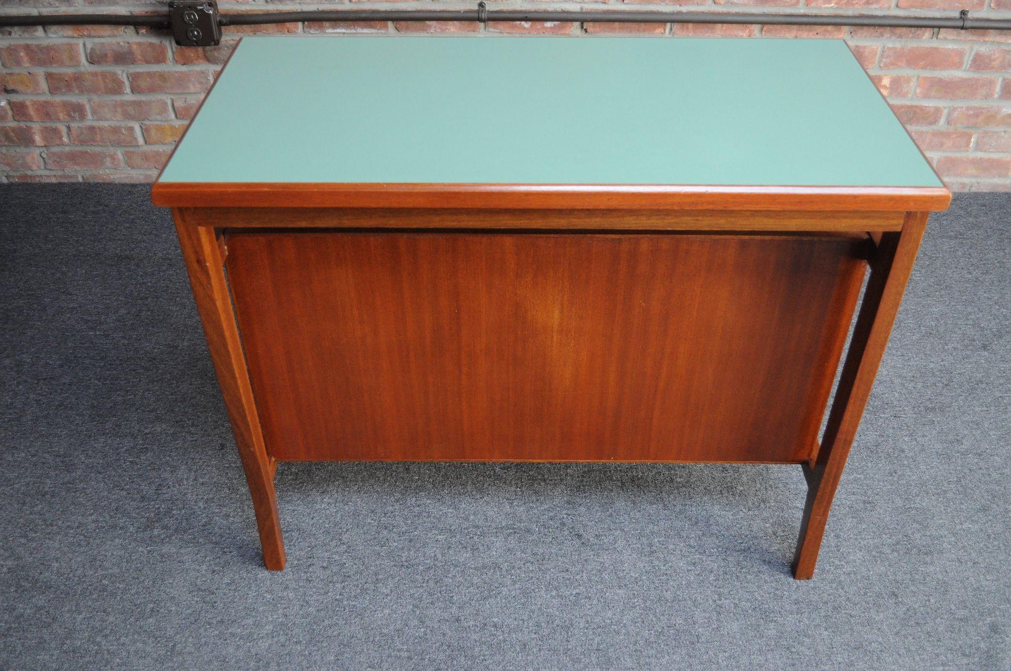 Kleiner Schreibtisch aus gebeiztem Mahagoni und Laminat, Gio Ponti für Schirolli im Zustand „Gut“ im Angebot in Brooklyn, NY