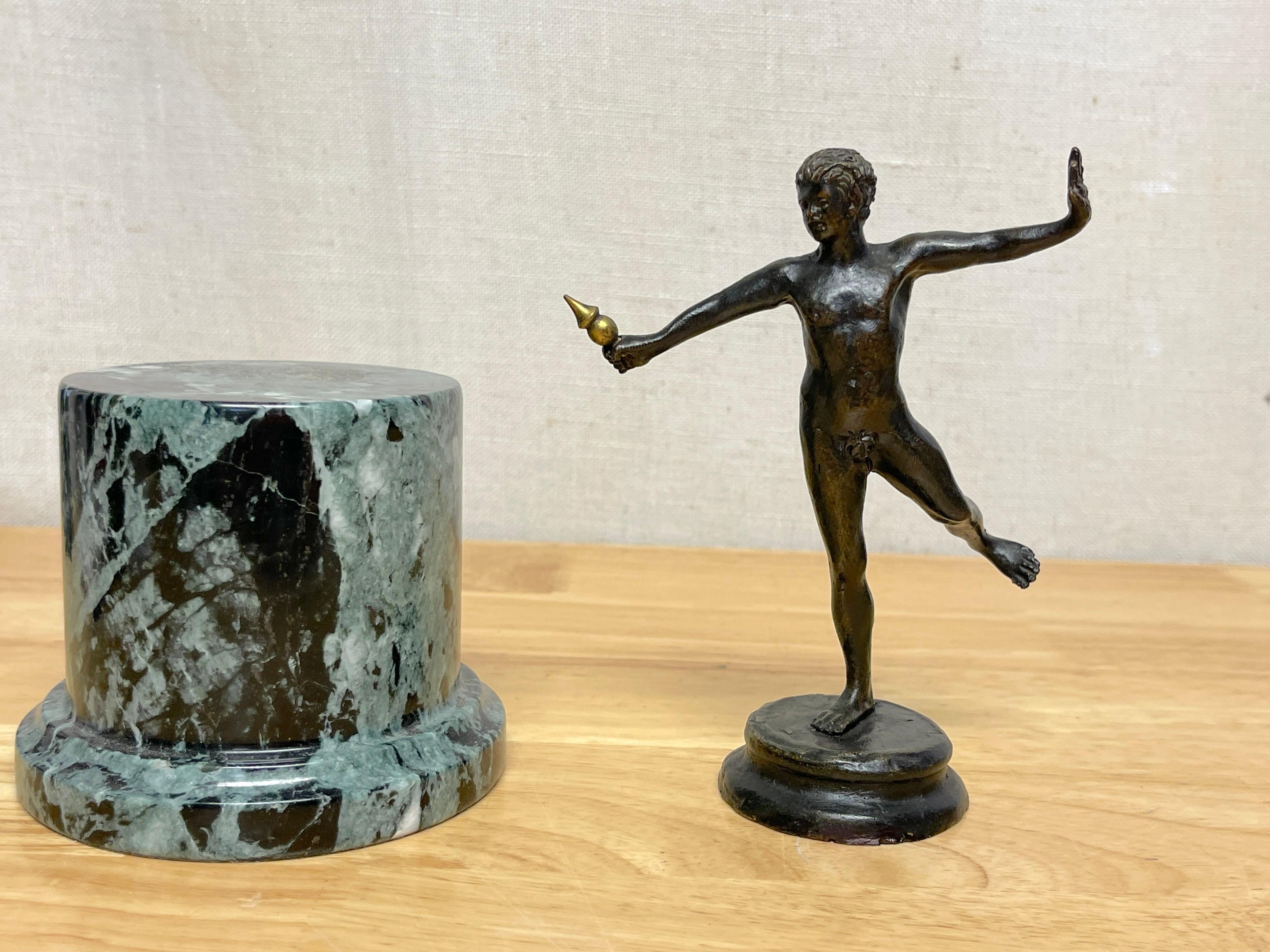 Petit faune balanceant Grand Tour en bronze sur piédestal en marbre en vente 3
