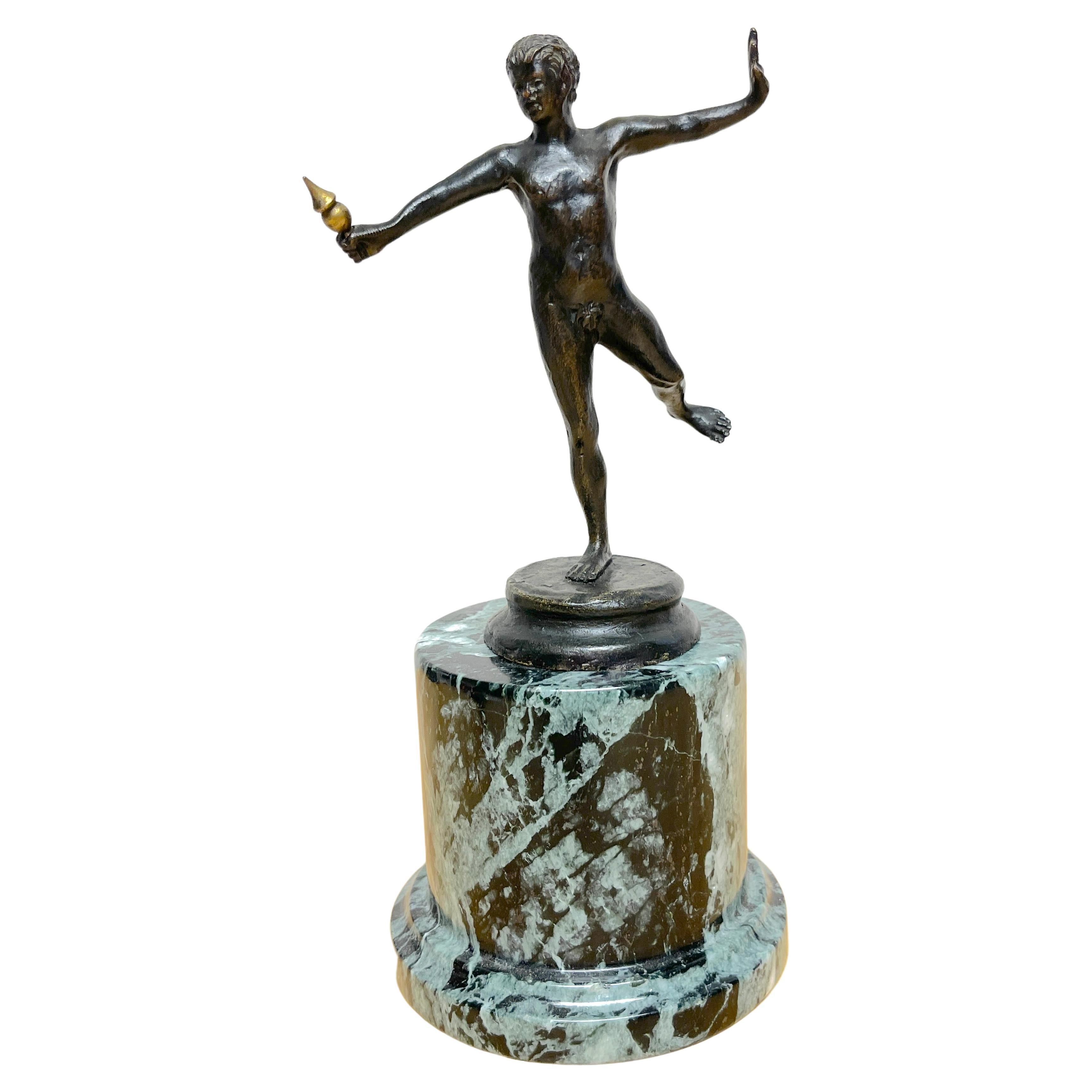 Petit faune balanceant Grand Tour en bronze sur piédestal en marbre en vente