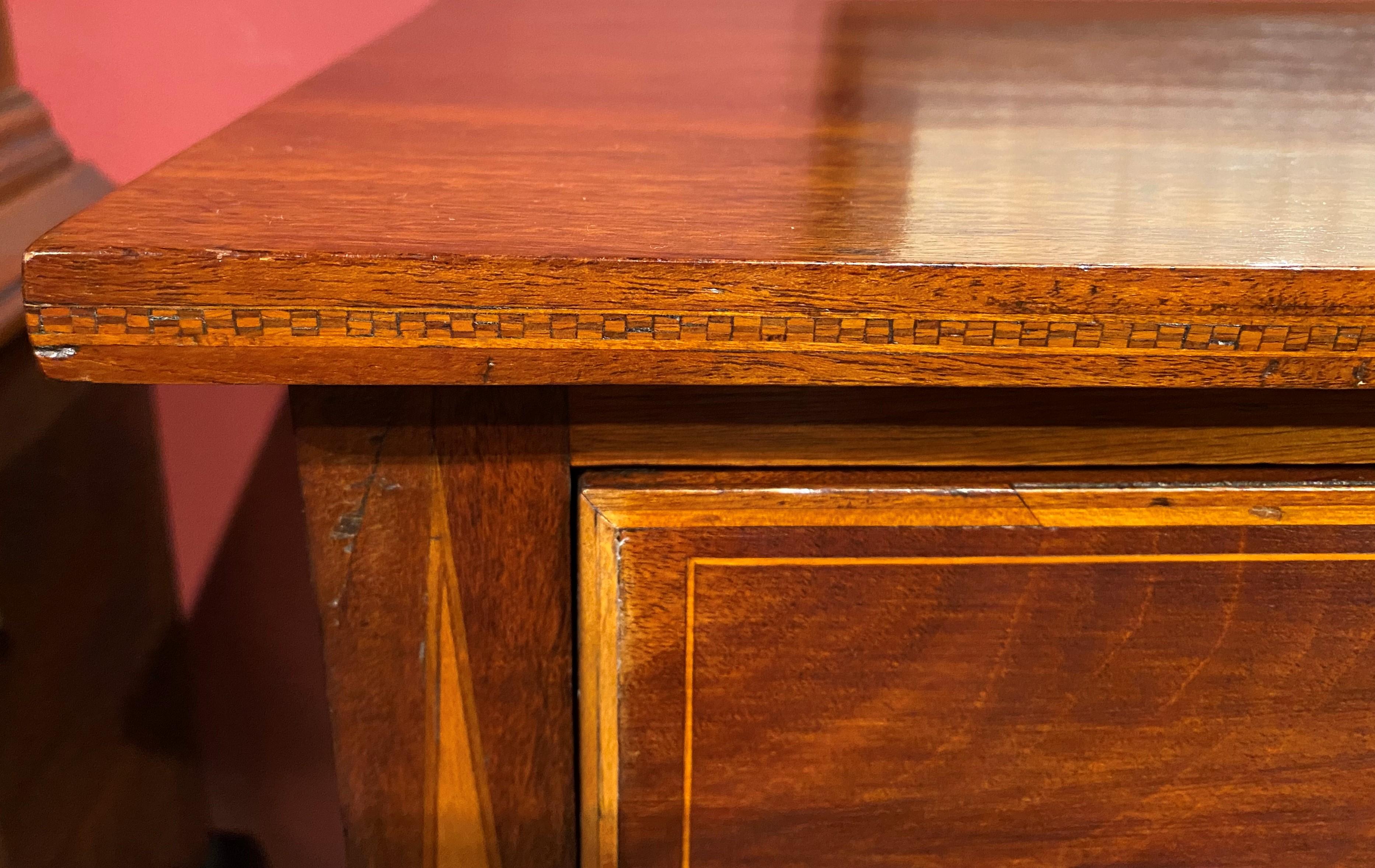 Kleines Hepplewhite-Sideboard mit zwei Schubladen und Intarsien im Zustand „Gut“ im Angebot in Milford, NH