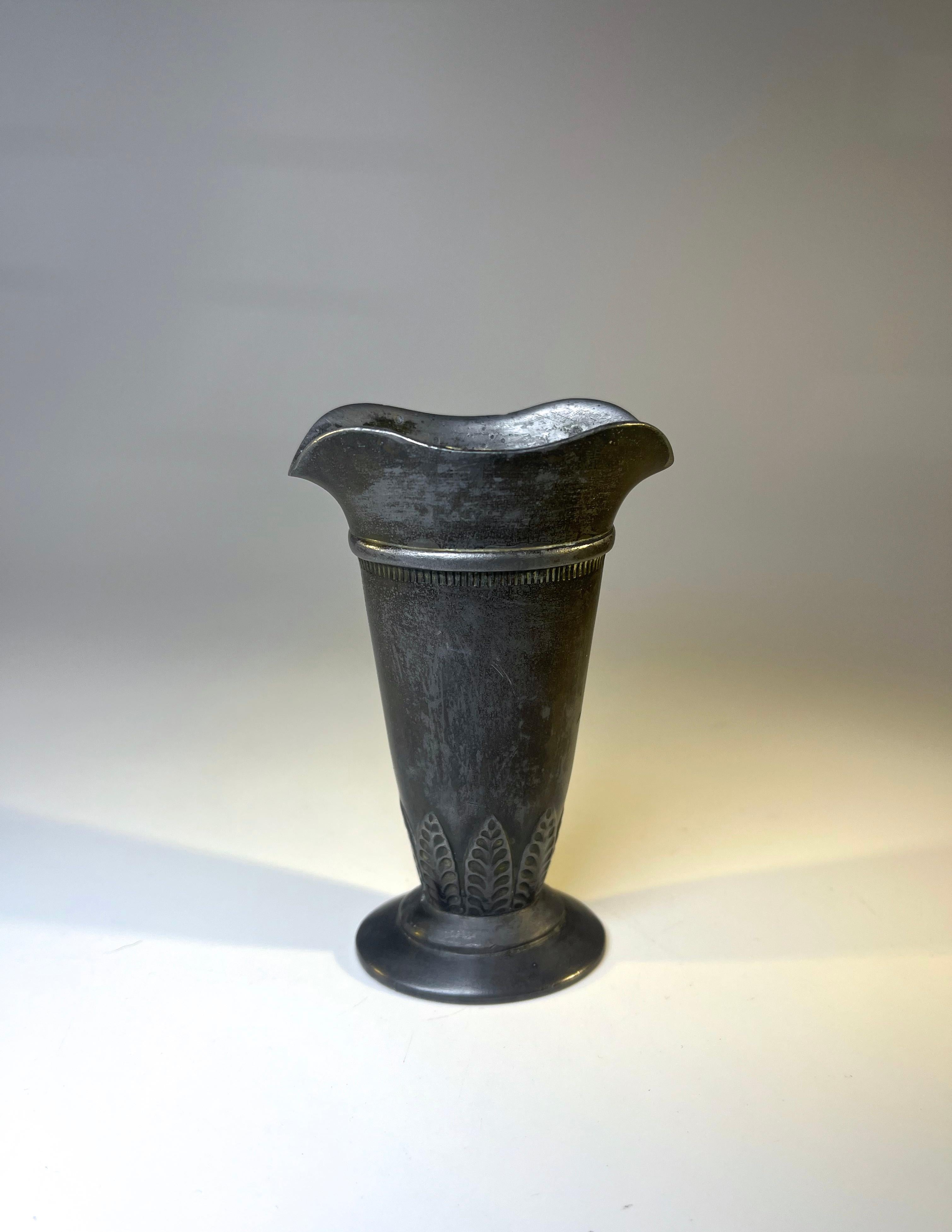 Pure in design, a super little flower vase made of Disko metal by Just Andersen of Denmark
Delicate shape and decorated at base with stylised leaves
Stamped and numbered D55 to base
Circa 1930's
Height 3.75 inch, Width 2.5 inch, Depth 1.4