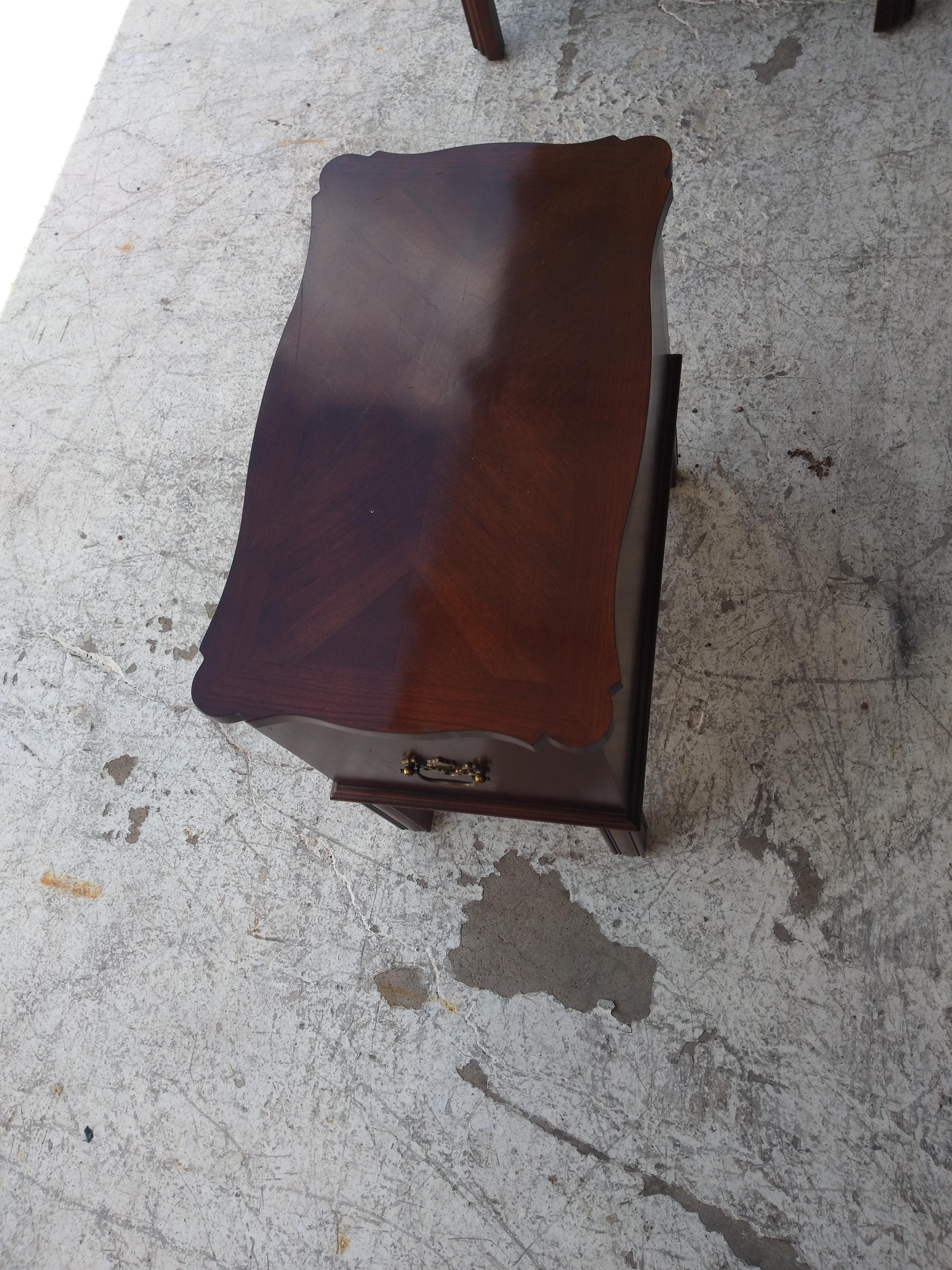 Si tratta di una bellissima cassapanca di Lane Furniture, realizzata in modo impeccabile. È dotato di bellissimi tiranti in ottone e di doppie maniglie in ottone per il trasporto. I 2 cassetti permettono di riporre gli oggetti. 

Sarà una bella