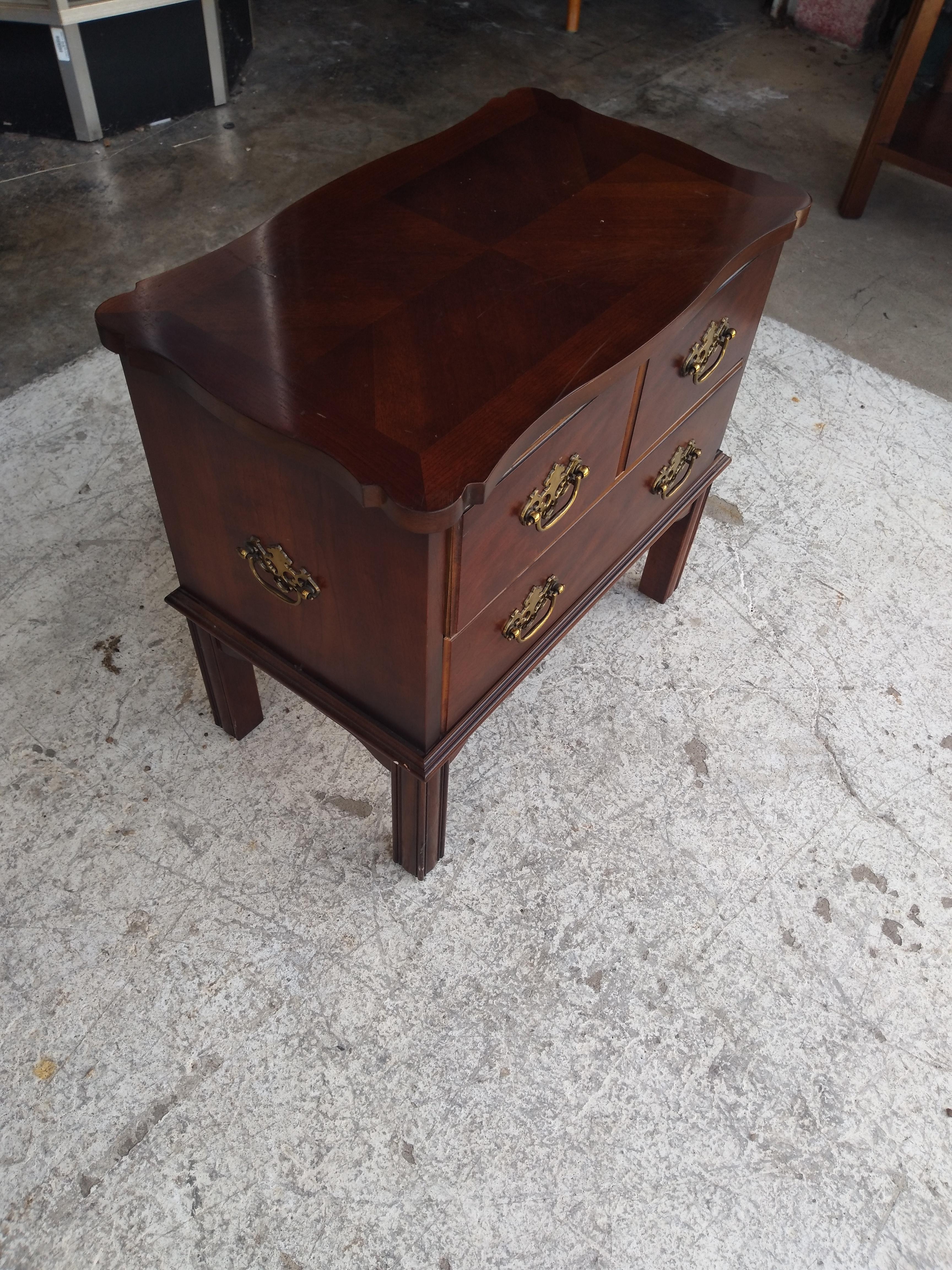 Americano Cassettiera a 2 cassetti Diminutive Lane's con maniglie in ottone in vendita
