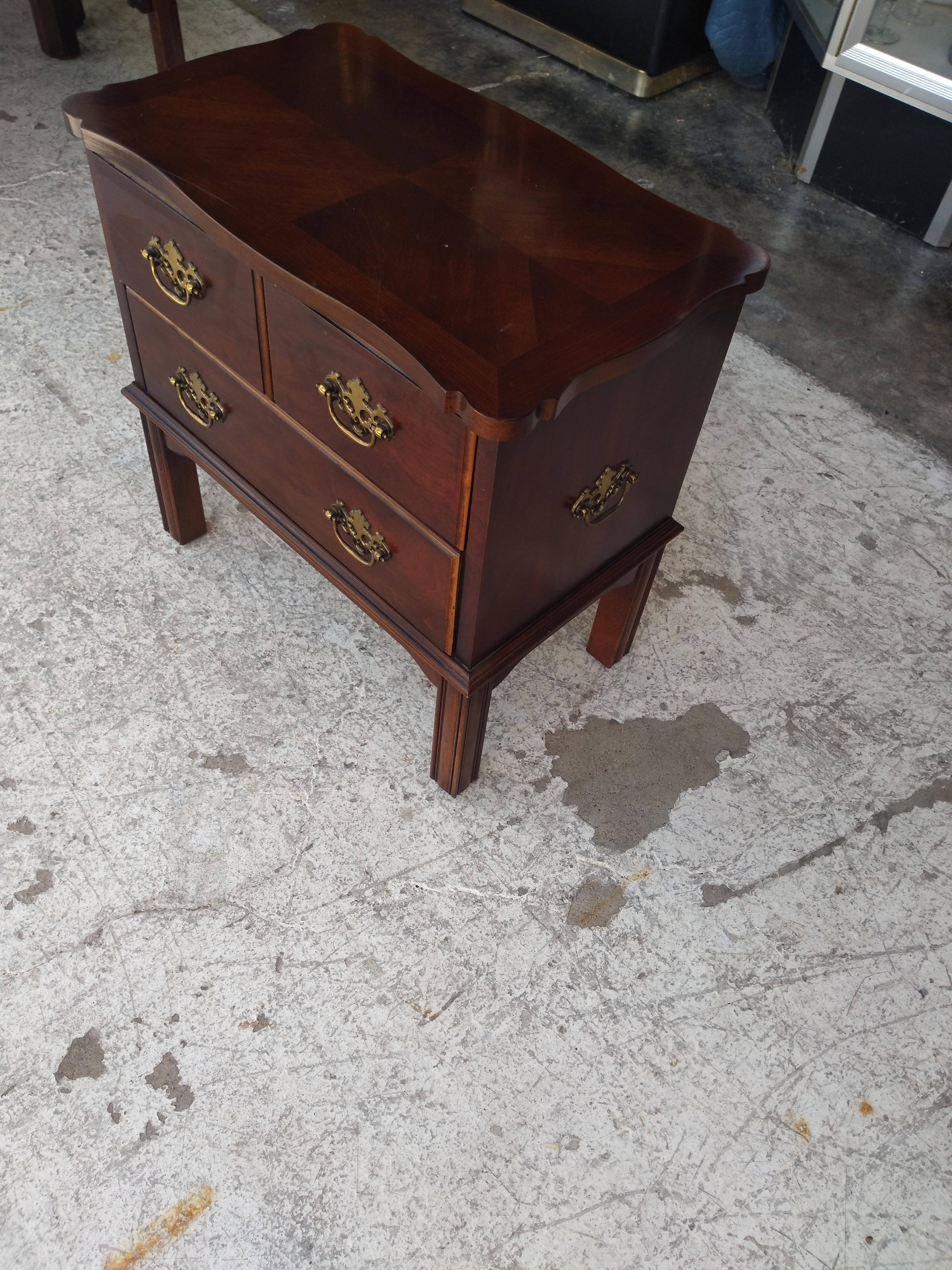 Cassettiera a 2 cassetti Diminutive Lane's con maniglie in ottone In condizioni buone in vendita a Pasadena, TX