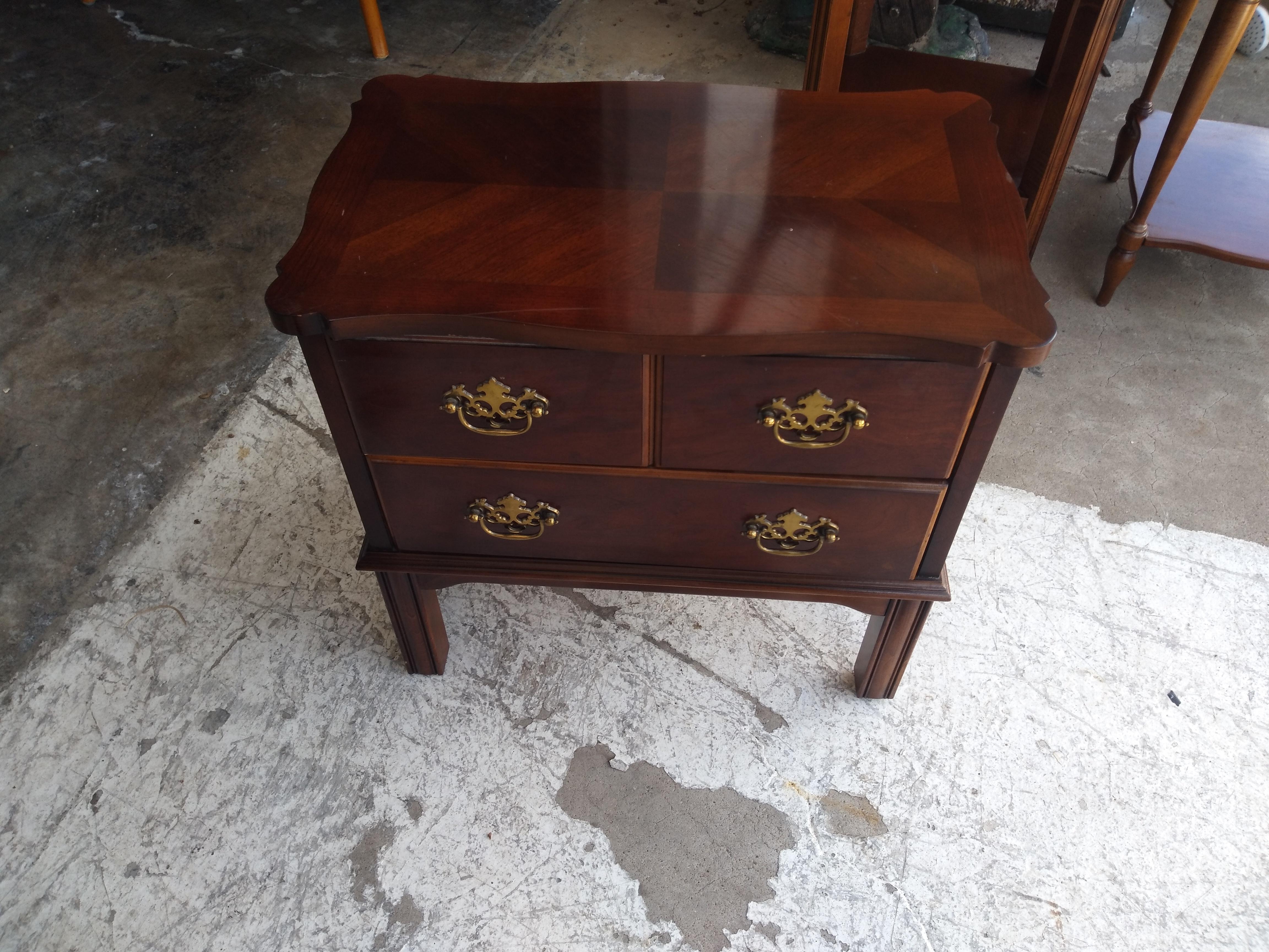 XX secolo Cassettiera a 2 cassetti Diminutive Lane's con maniglie in ottone in vendita