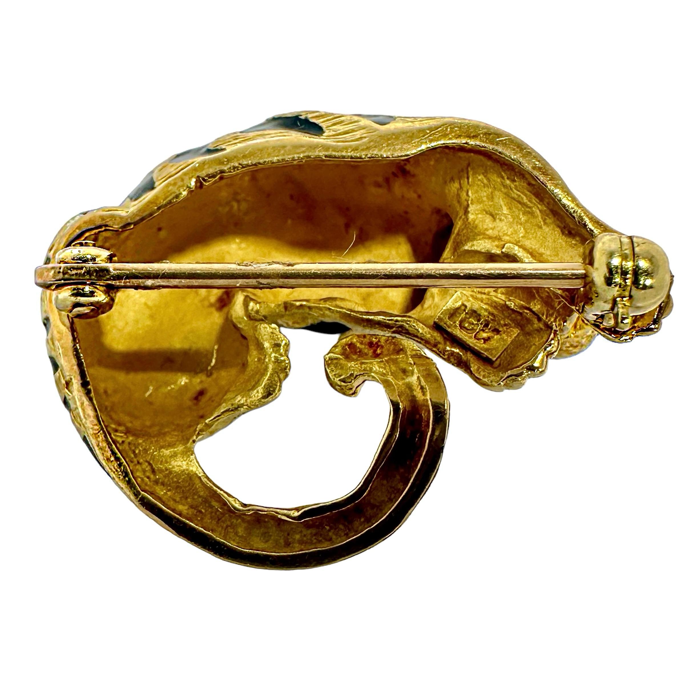 Diminutive, Lifelike, Yellow Gold Tiger Brooch with Enamel & Bright Emerald Eyes In Good Condition For Sale In Palm Beach, FL