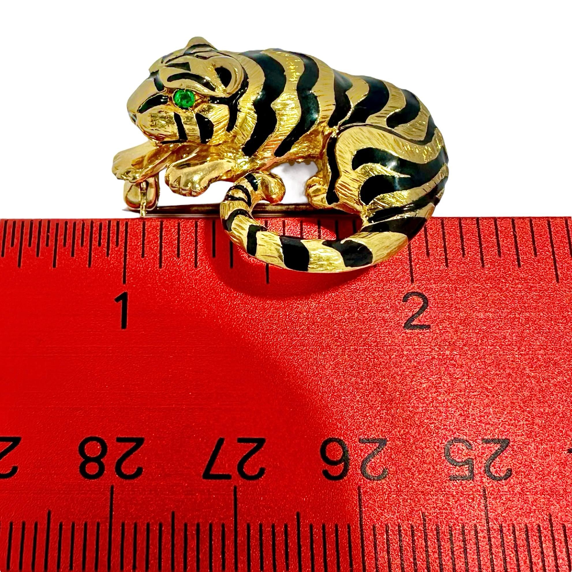 Diminutive, Lifelike, Yellow Gold Tiger Brooch with Enamel & Bright Emerald Eyes For Sale 1
