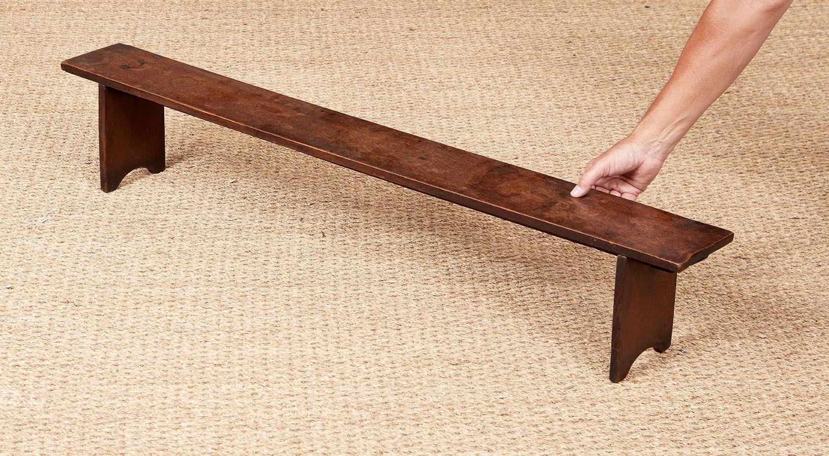 Un banc long en bout de planche de chêne de taille réduite, avec un grain et une couleur agréables.  Anglais, vers 1850.   Échelle rare - Utilisable comme présentoir de table surélevé, comme étagère à épices sur un comptoir de cuisine ou comme