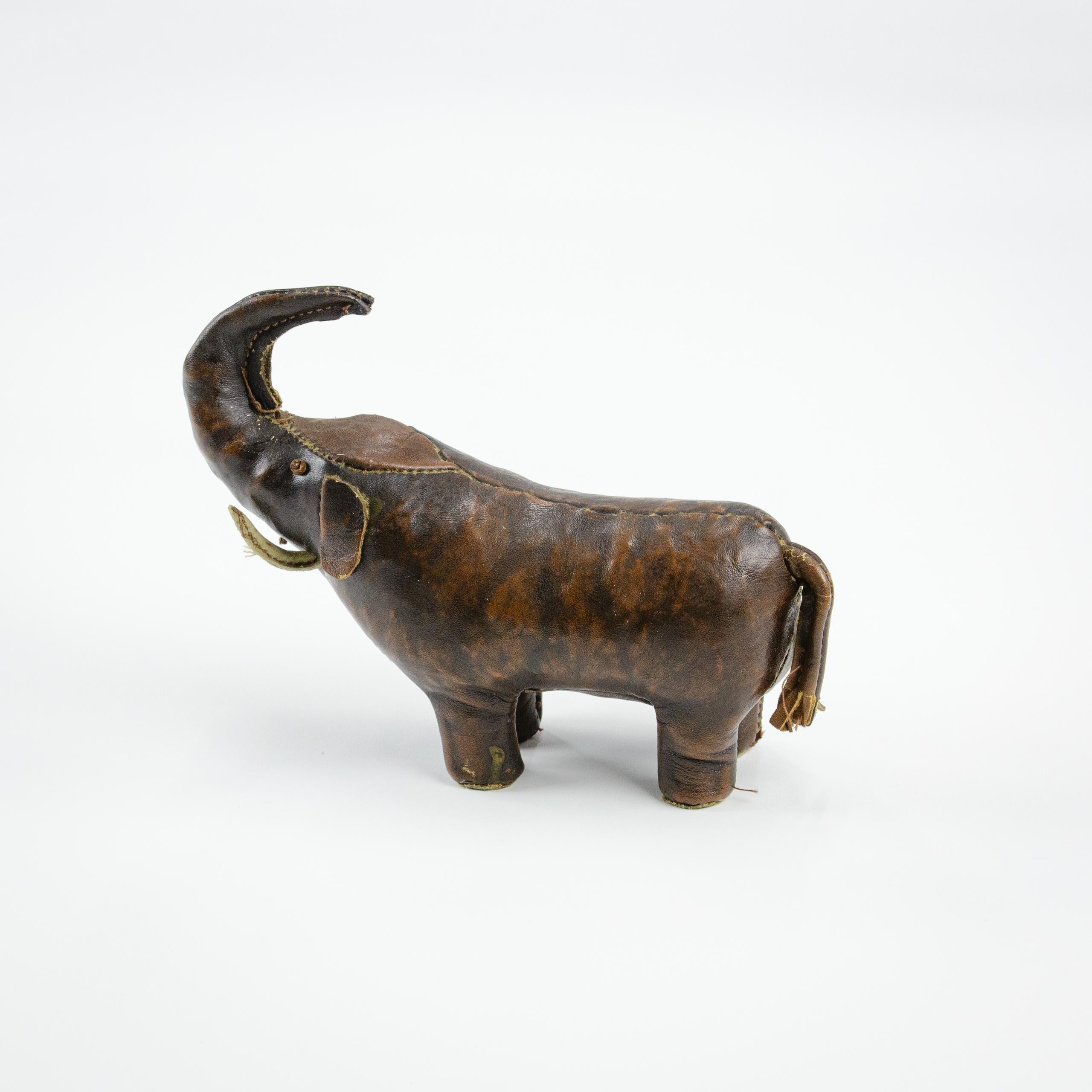 Piccolo elefante in pelle, molto simile allo stile di Omersa per Liberty. In scala molto ridotta, non certo un poggiapiedi. Assolutamente affascinante. Colore fantastico e condizioni eccellenti. Circa 1950.