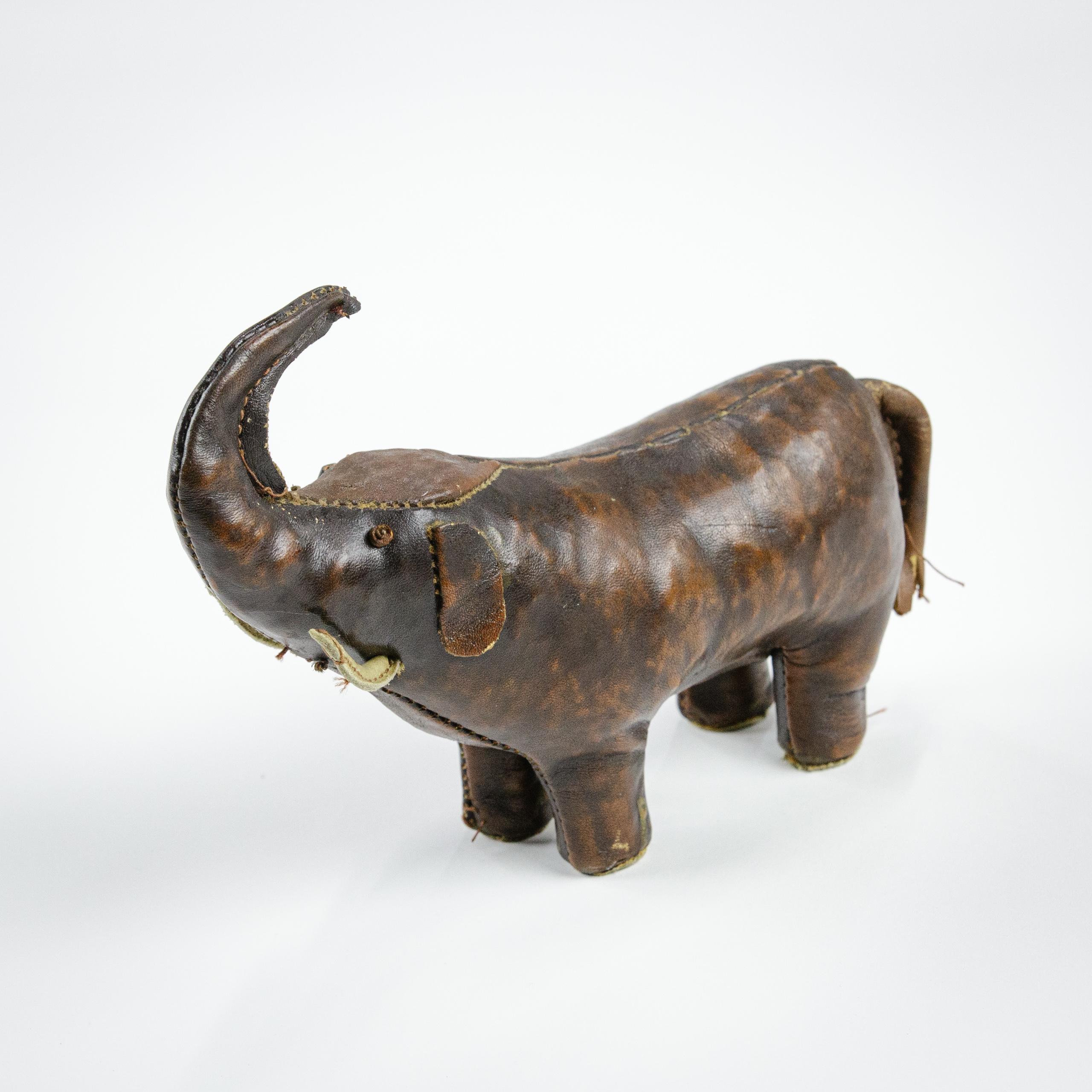 Piccolo elefante in pelle della metà del 20° secolo In condizioni buone in vendita a Pease pottage, West Sussex
