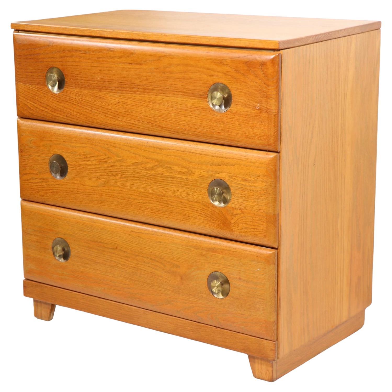 Diminutive Mid Century Cerused Oak Cerused Three Drawer Dresser with Brass Handles (commode à trois tiroirs en chêne cérusé du milieu du siècle dernier avec poignées en laiton)