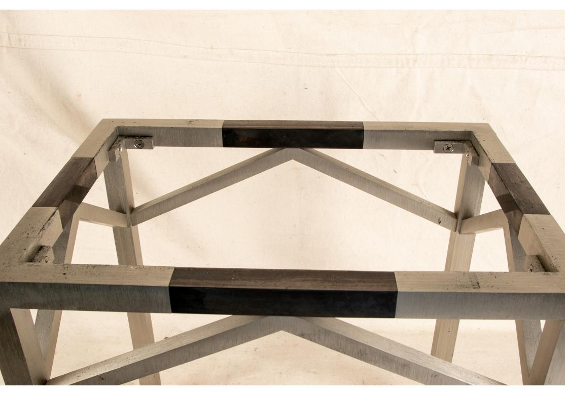 Caja de piedra diminuta de mediados de siglo sobre soporte cromado en venta 4