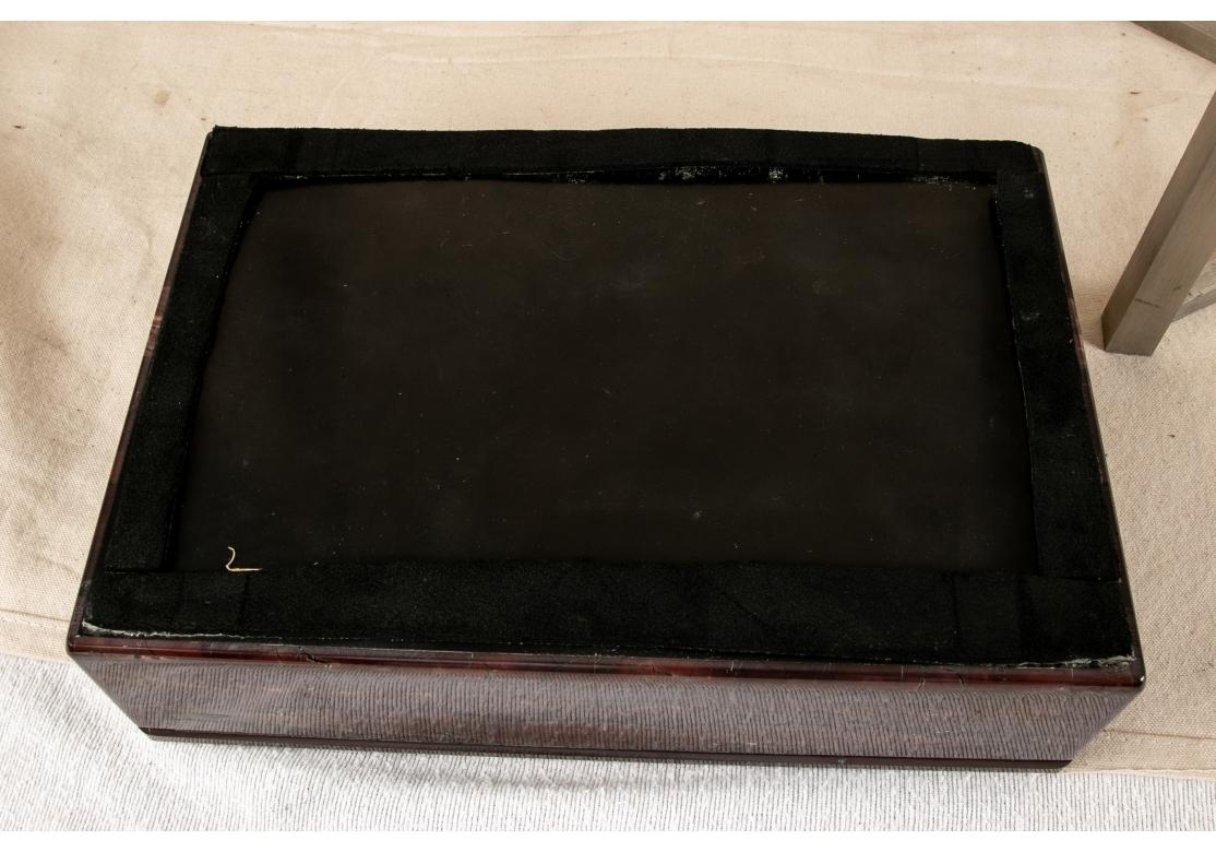 Caja de piedra diminuta de mediados de siglo sobre soporte cromado en venta 1