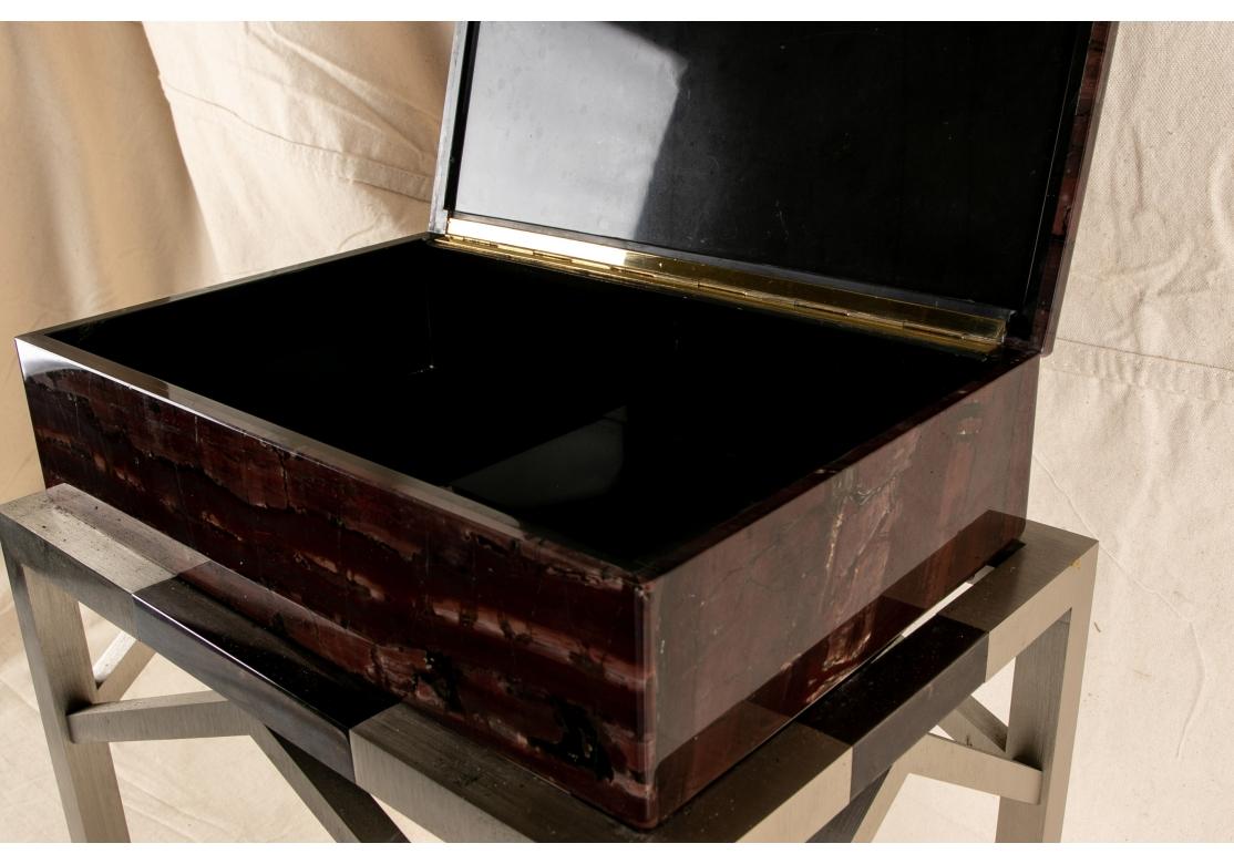 Caja de piedra diminuta de mediados de siglo sobre soporte cromado en venta 3