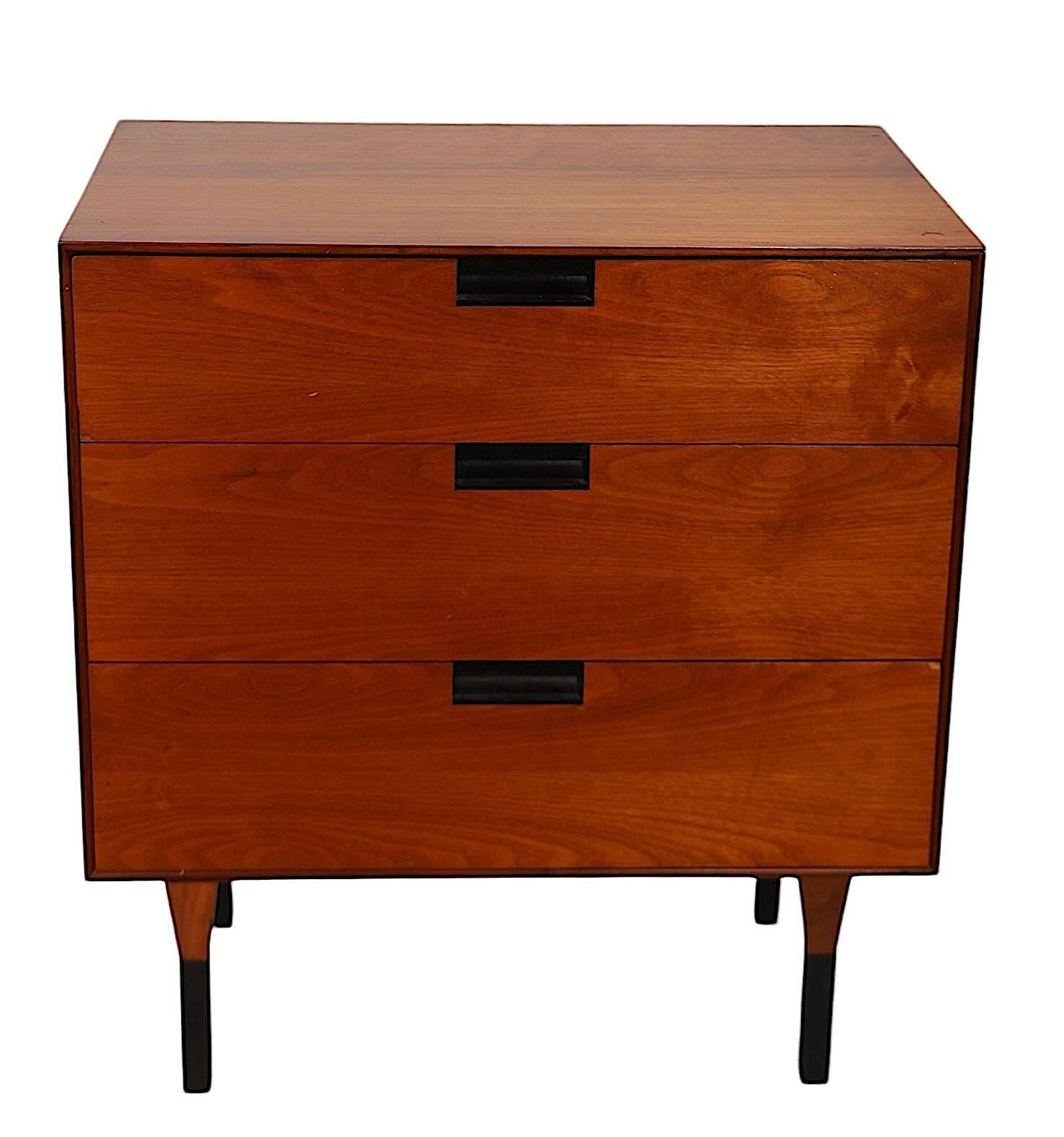 Eccezionale comò di metà secolo, design attribuito a Milo Baughman per la Directional Furniture Company, anni 1950/60 circa. Il noce  La cassettiera è dotata di tre cassetti, ognuno dei quali ha un tiretto incassato,  con finitura in legno scuro