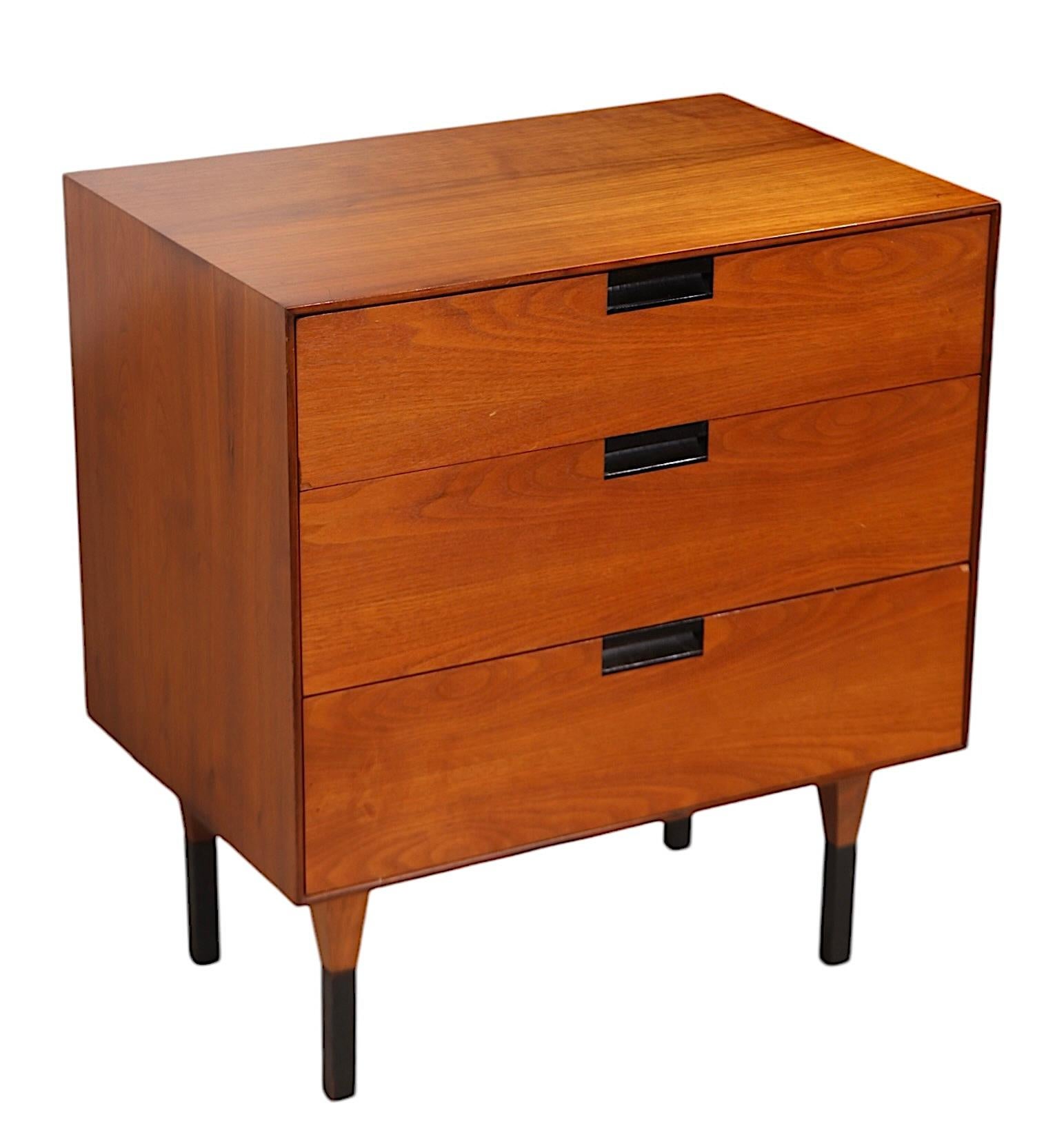 Mid-Century moderno Diminutive Mid Century Three Drawer Dresser att. a Baughman per Directional in vendita