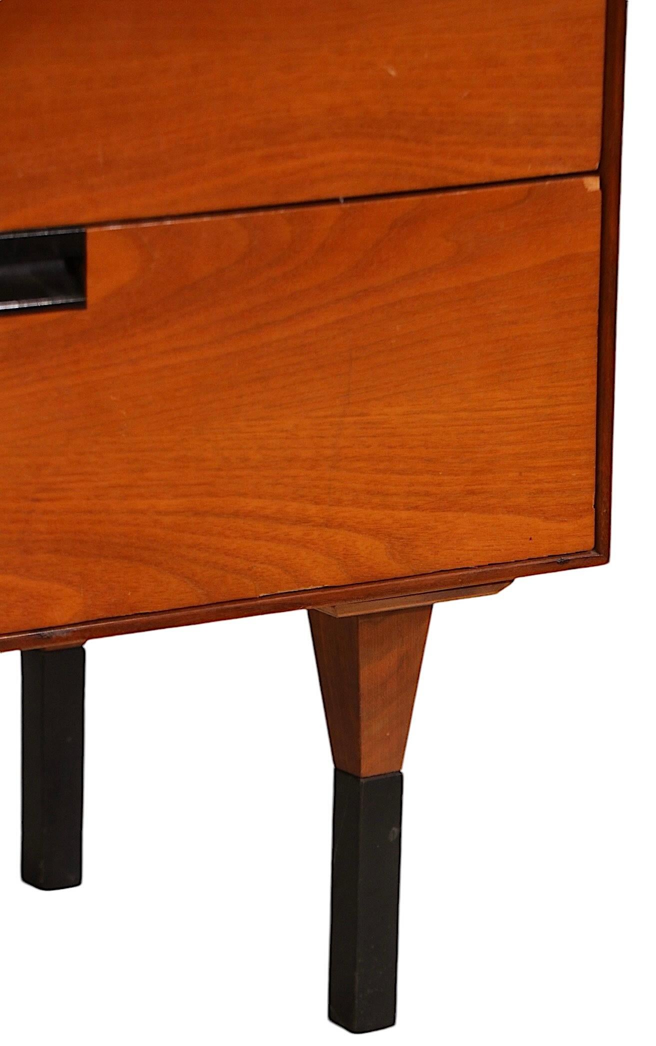 XX secolo Diminutive Mid Century Three Drawer Dresser att. a Baughman per Directional in vendita