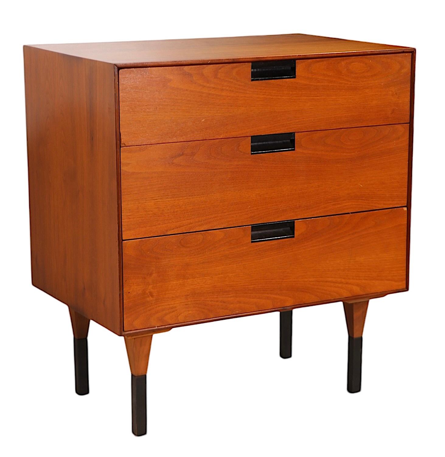 Noce Diminutive Mid Century Three Drawer Dresser att. a Baughman per Directional in vendita