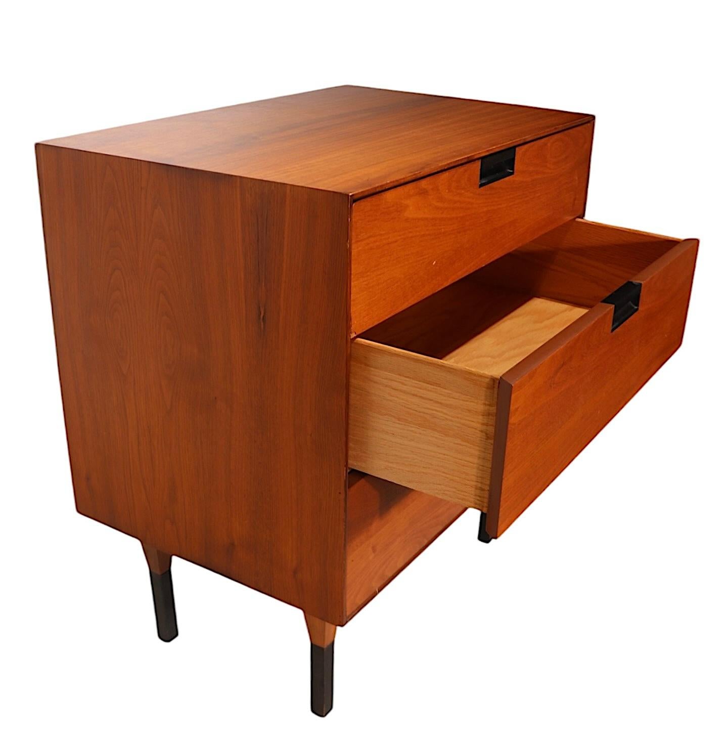 Diminutive Mid Century Three Drawer Dresser att. a Baughman per Directional in vendita 1