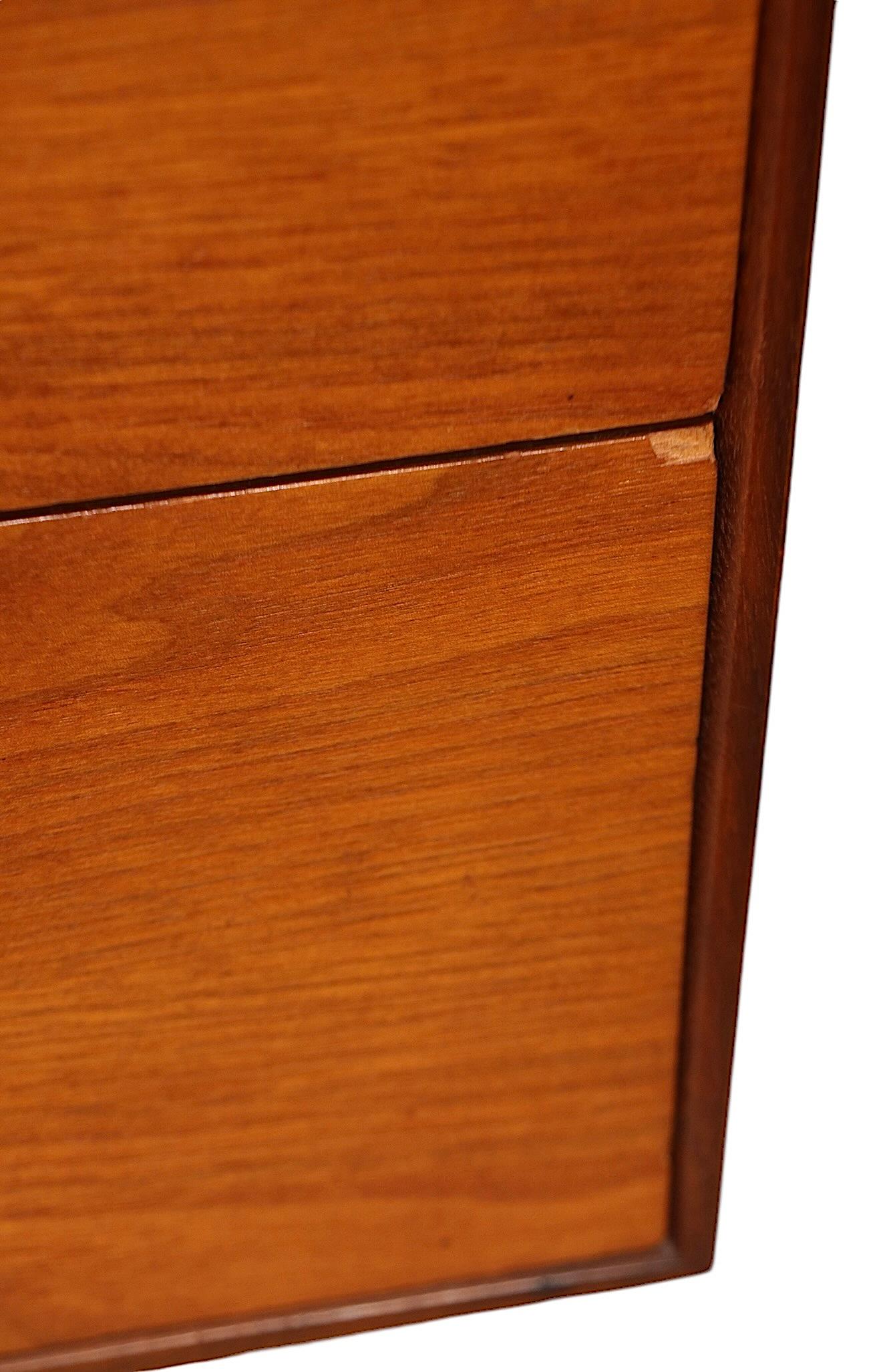 Diminutive Mid Century Three Drawer Dresser att. a Baughman per Directional in vendita 2