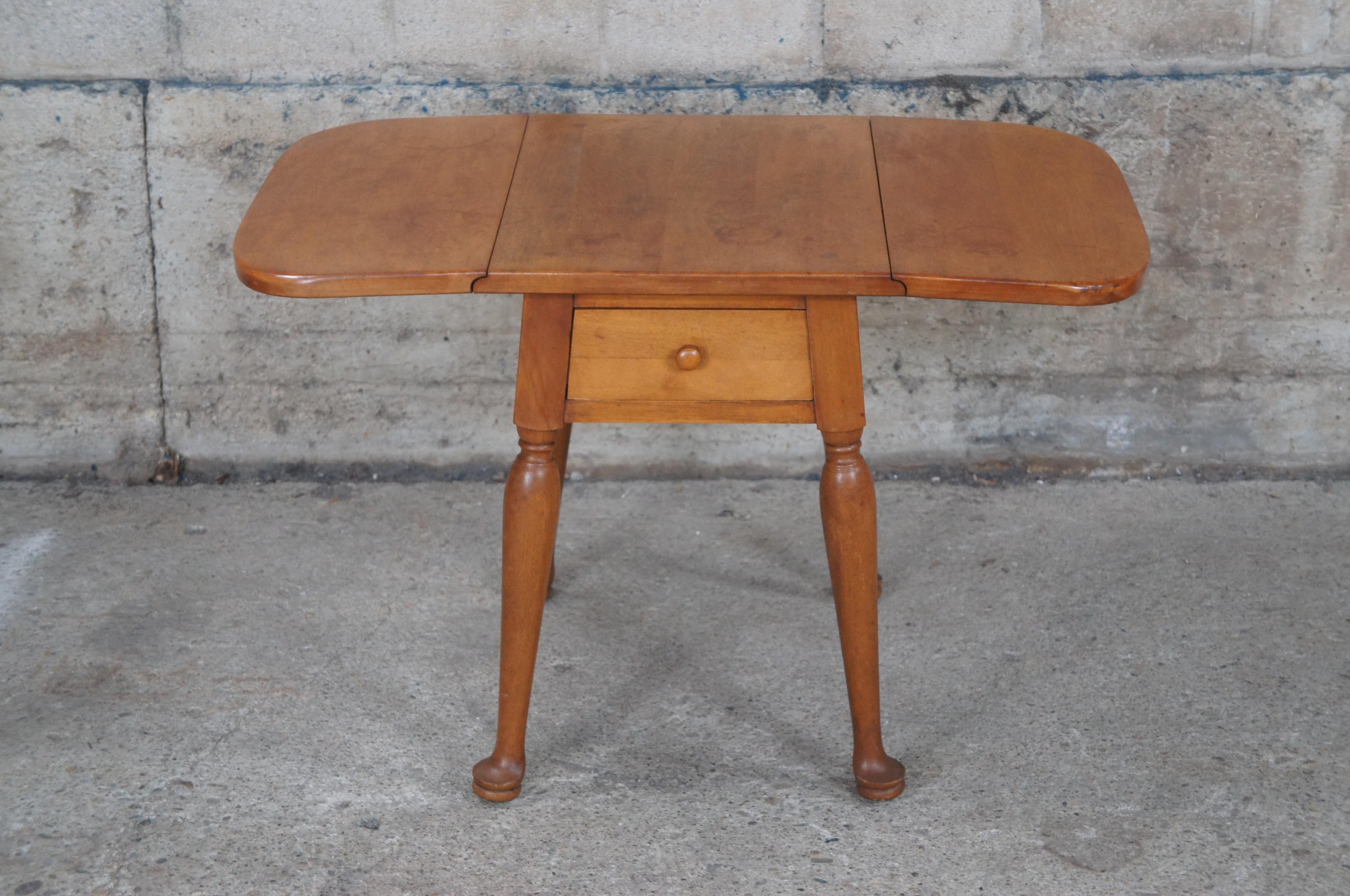 Diminutive Mid Century Whitney Early American Style Maple Drop Leaf Side Table In Good Condition For Sale In Dayton, OH