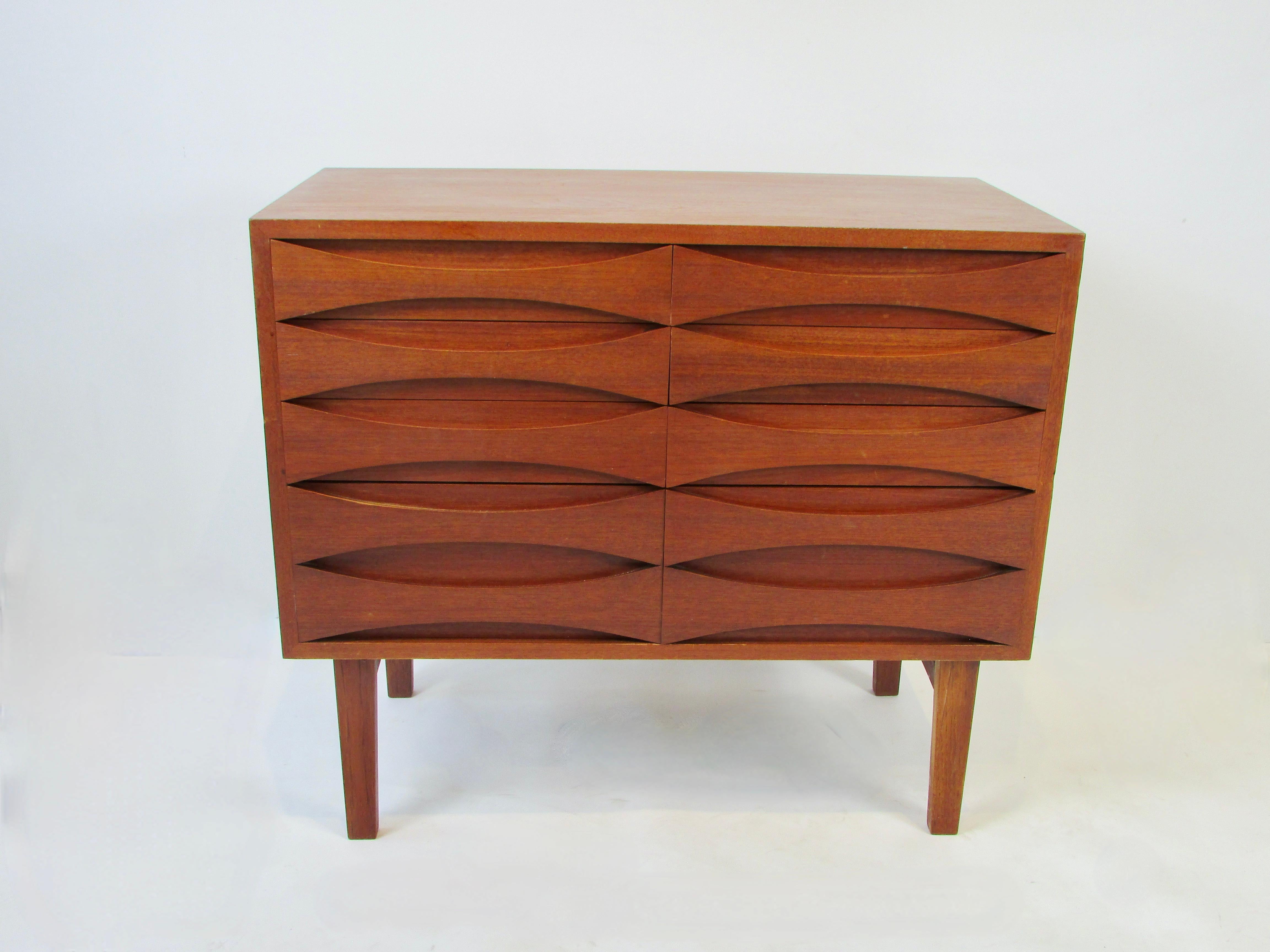 Diminutive Niels Clausen Danish Teak Chest for NC Mobler In Good Condition For Sale In Ferndale, MI