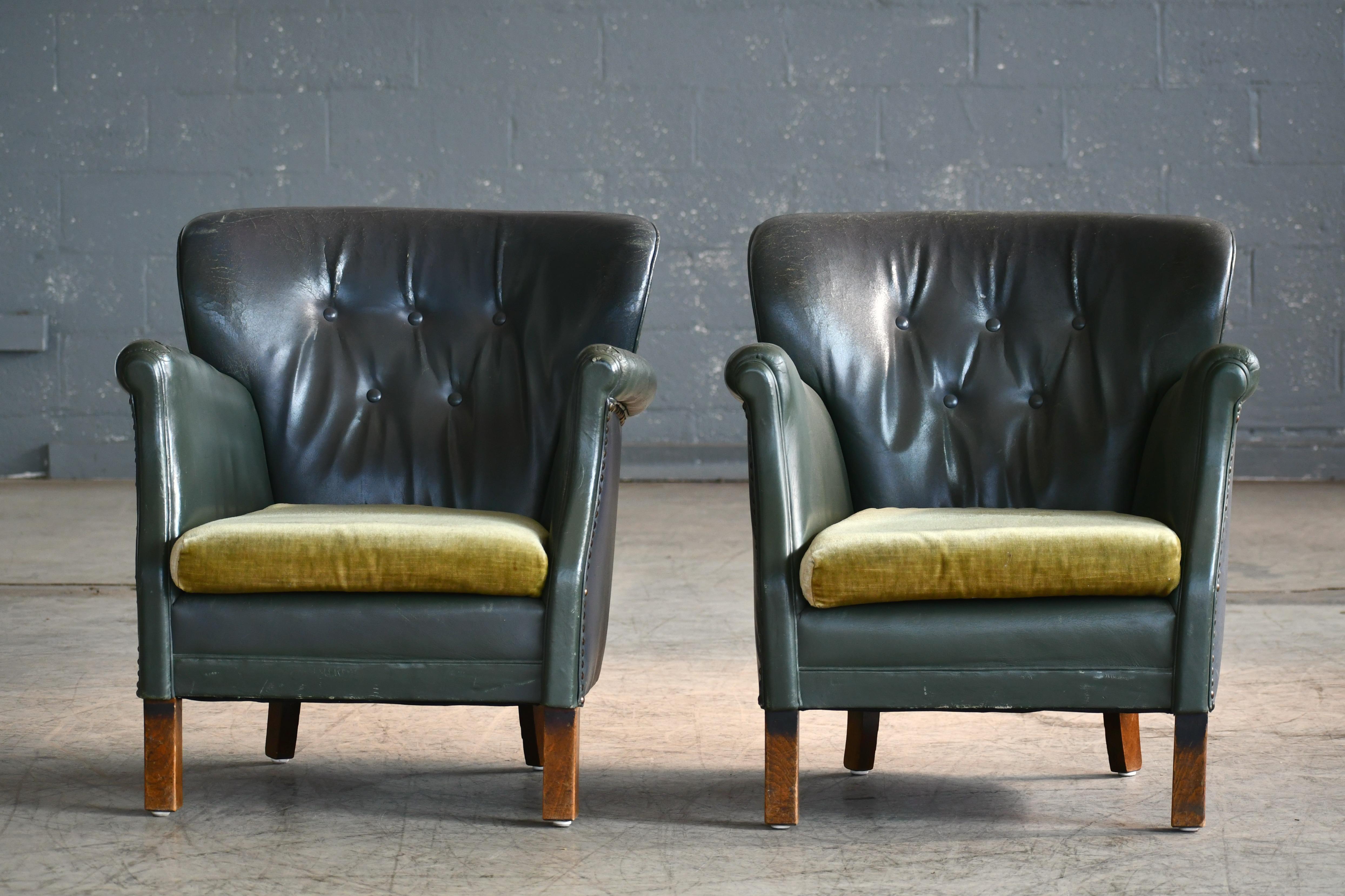 Mid-Century Modern Pair of Classic Danish Club Chairs in Green Leather by Oskar Hansen