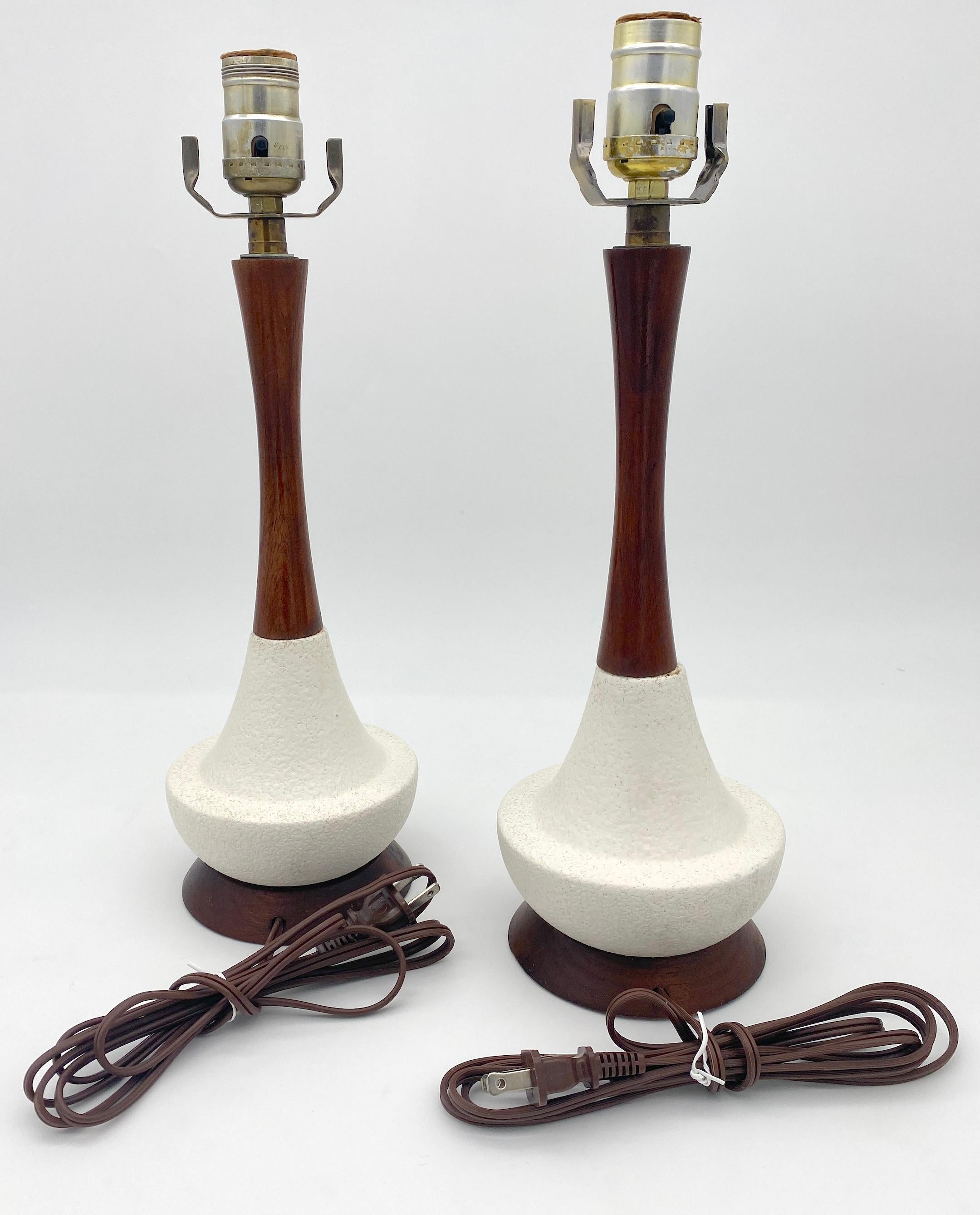Diminutiv  Ein Paar moderne dänische Lampen aus geschnitztem Teakholz und weißem Porzellan  (Glasiert) im Angebot