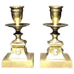 Pareja diminuta de candelabros neoclásicos de bronce dorado, Continental circa 1810