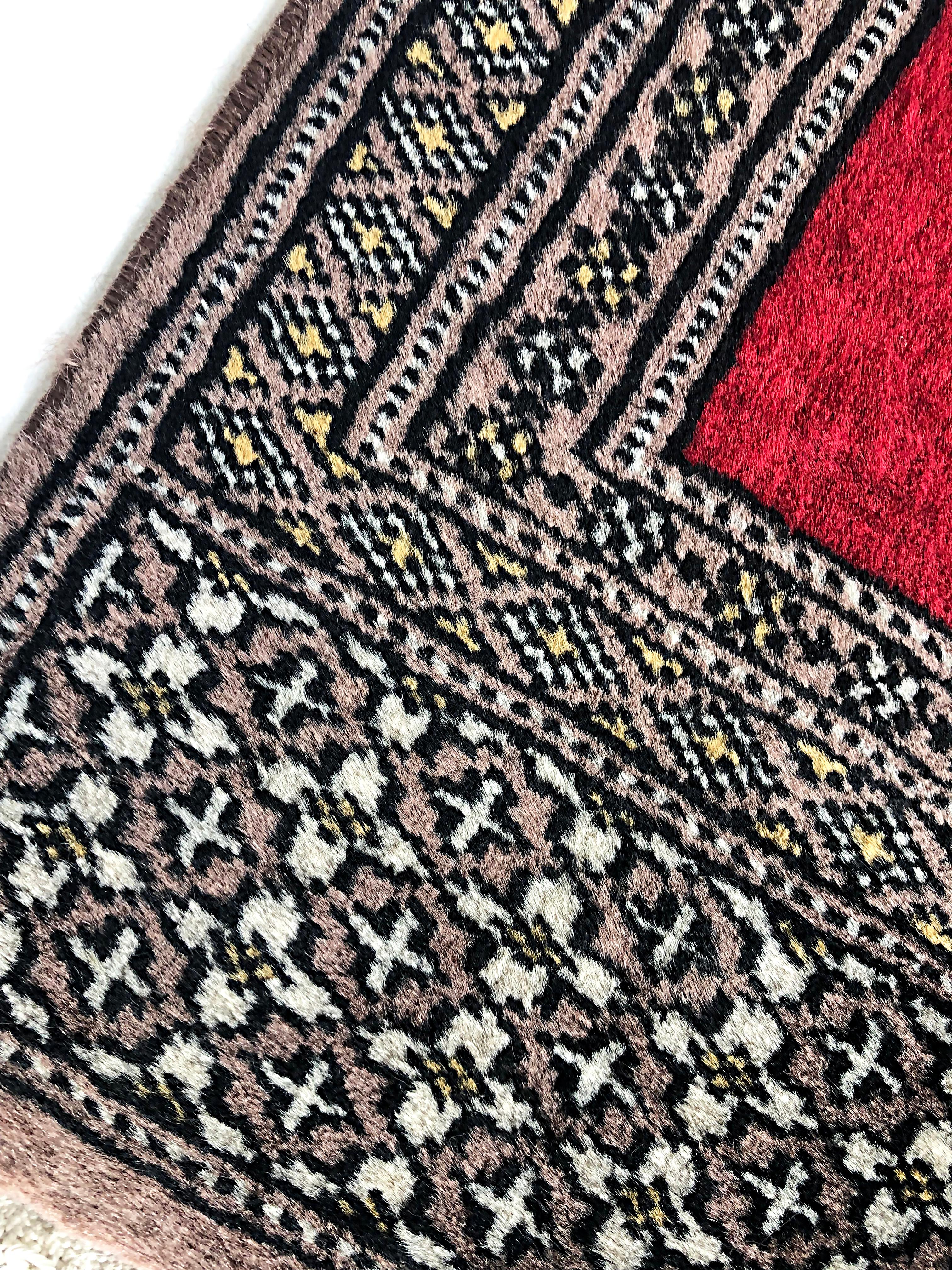 Perse Petit tapis de prière en laine avec texte hébraïque, signé en vente