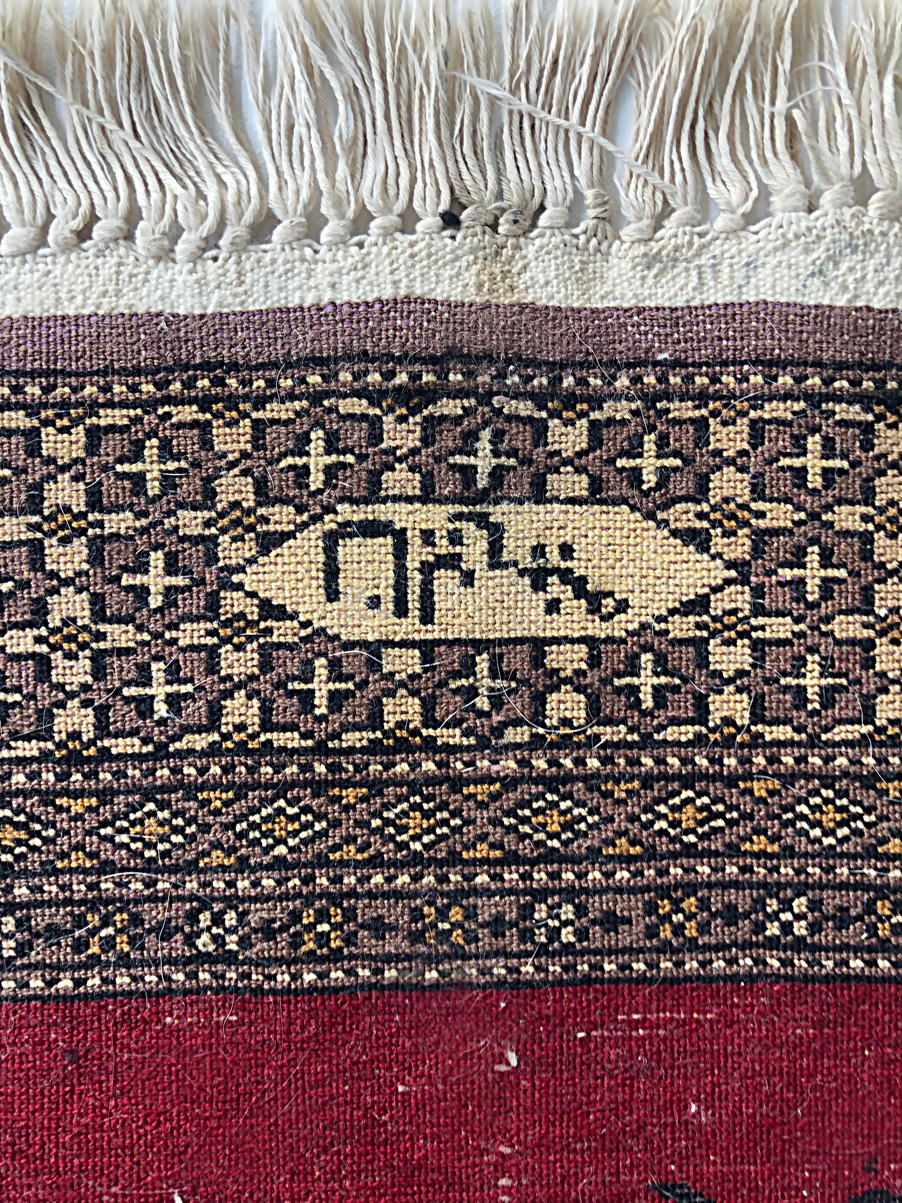 Petit tapis de prière en laine avec texte hébraïque, signé Bon état - En vente à Miami, FL