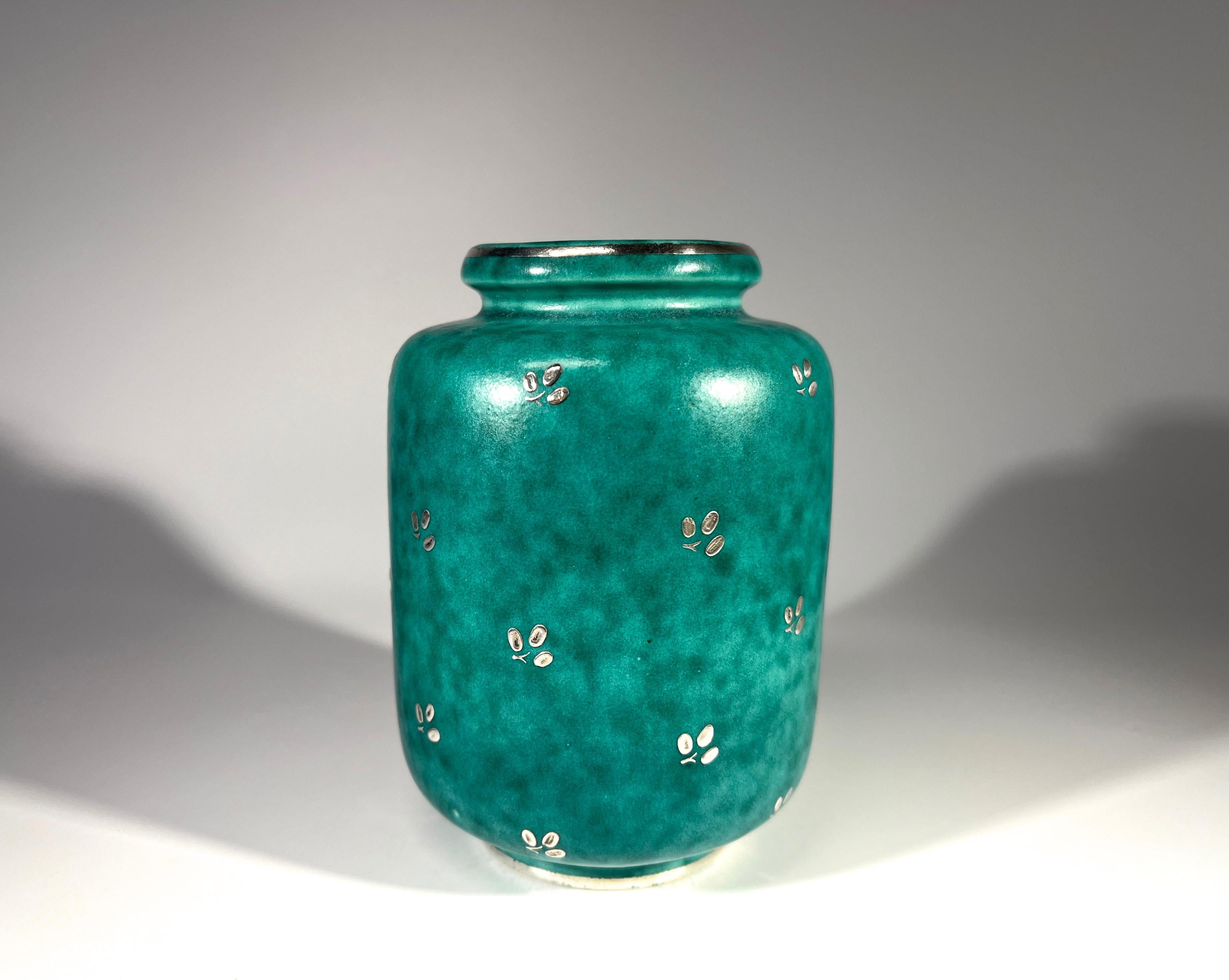 Piccoli rametti di flora adornano questo piccolo pezzo della serie ARGENTA di Wilhelm Kage per Gustavsberg, Svezia.
Meraviglioso smalto screziato decorato con decorazioni in argento applicate
Circa 1959
La base è marcata in pasta d'argento,