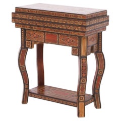 Tablero de mesa diminuto  Antigua mesa de juegos marroquí con incrustaciones