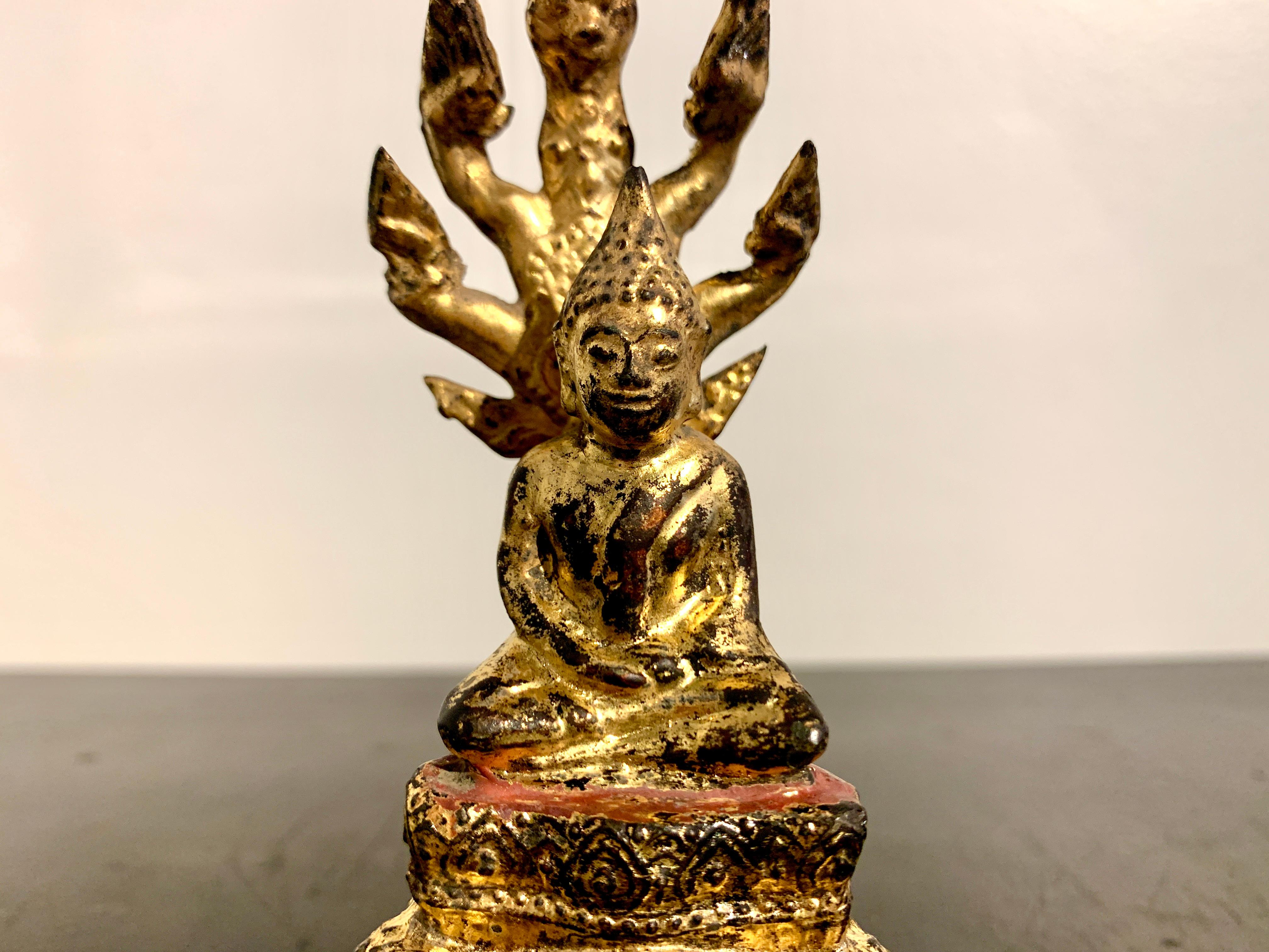 Bronze Petit Bouddha et Naga thaïlandais en bronze doré en rottanakosin, 19ème siècle, Thaïlande