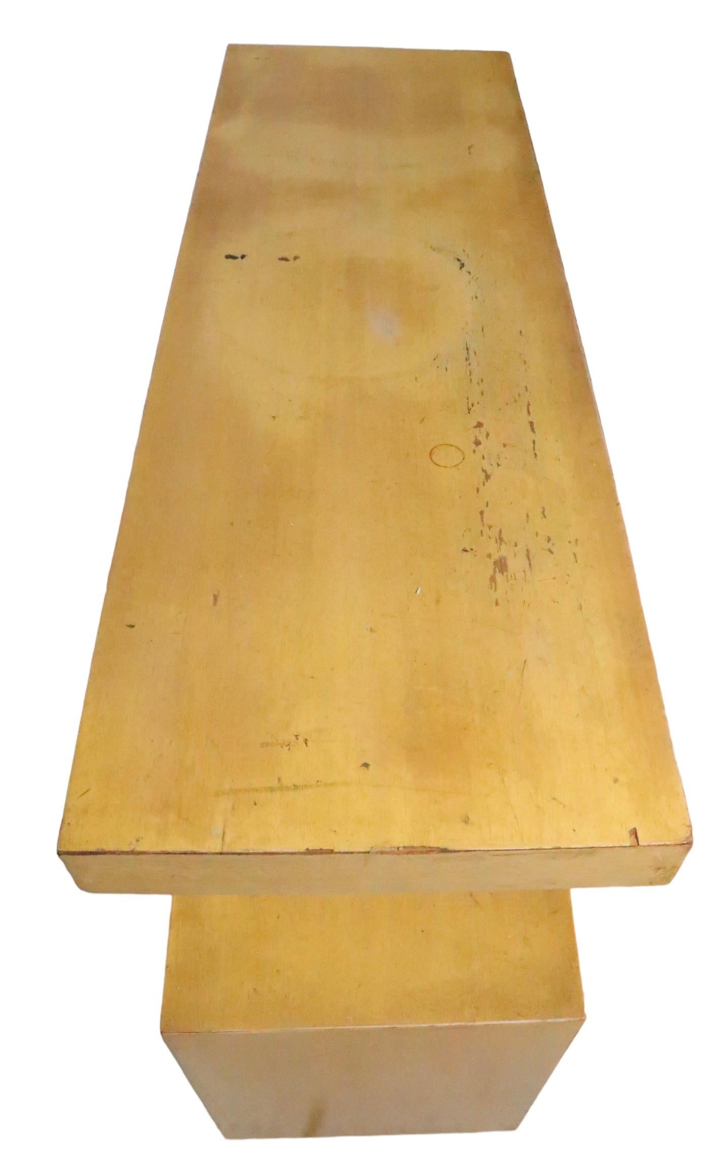 Diminutives zweistöckiges Sideboard nach James Mont, 1940/1950er Jahre  (Moderne der Mitte des Jahrhunderts) im Angebot