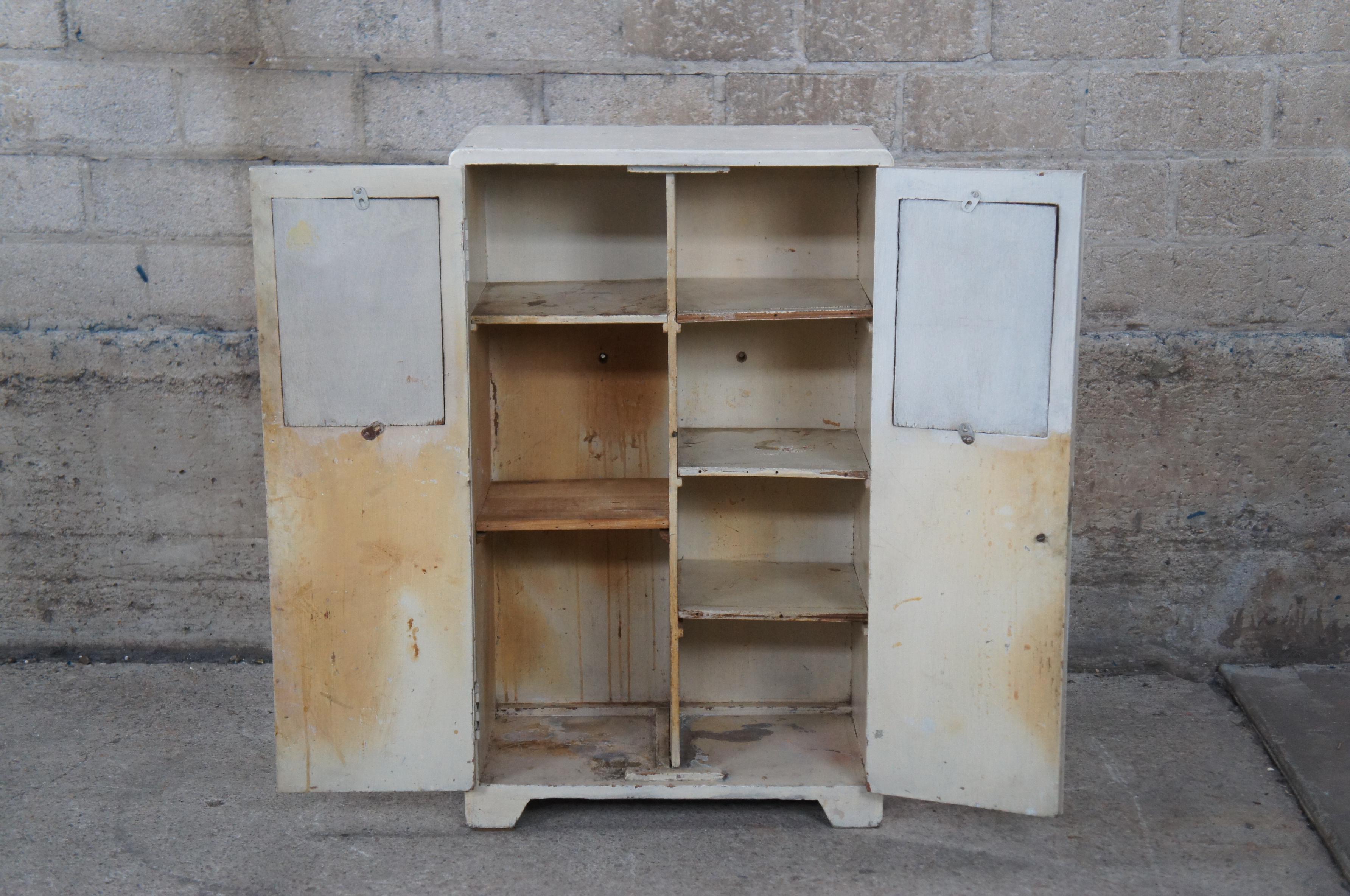 20ième siècle Diminutif Vintage White Painted Country Cupboard Small Cabinet Apothecary Chic en vente