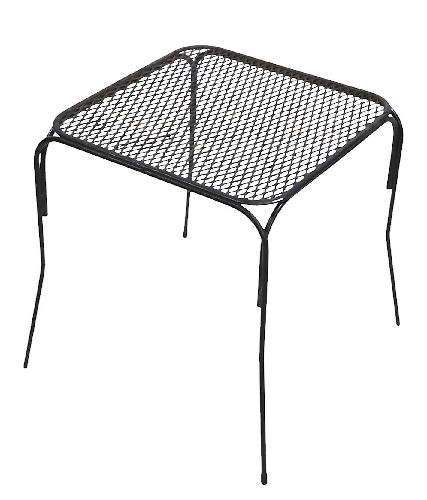 Schicker Beistell- oder Beistelltisch, der der Woodard Furniture Company zugeschrieben wird. Der Tisch hat eine Metallgitterplatte auf einem schmiedeeisernen Fuß. Dieses Exemplar ist in einem sehr guten, sauberen, gebrauchsfertigen Zustand und weist