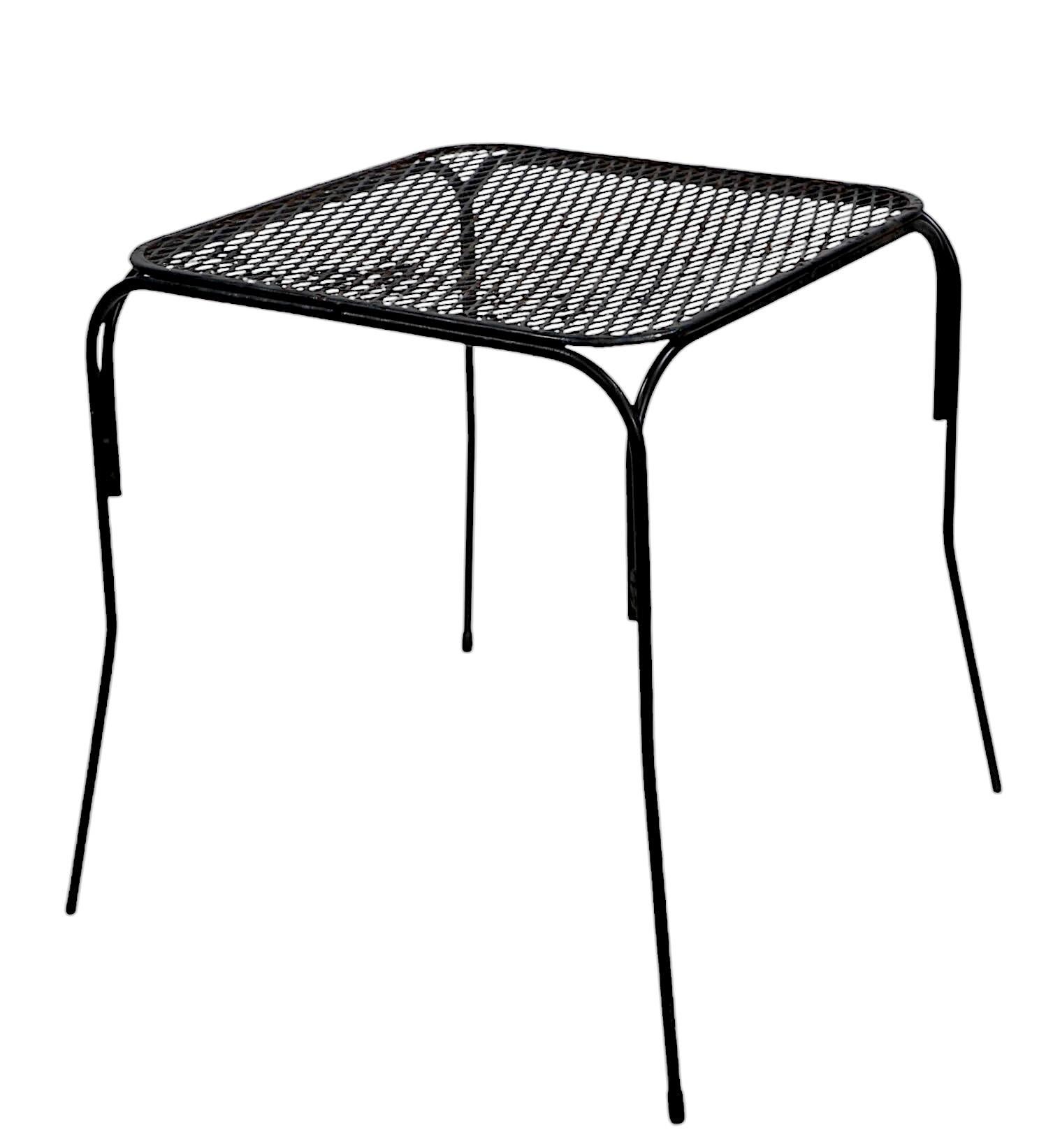 Diminutiver Beistelltisch aus Schmiedeeisen und Metallgeflecht für Garten und Terrasse nach Woodard (amerikanisch) im Angebot
