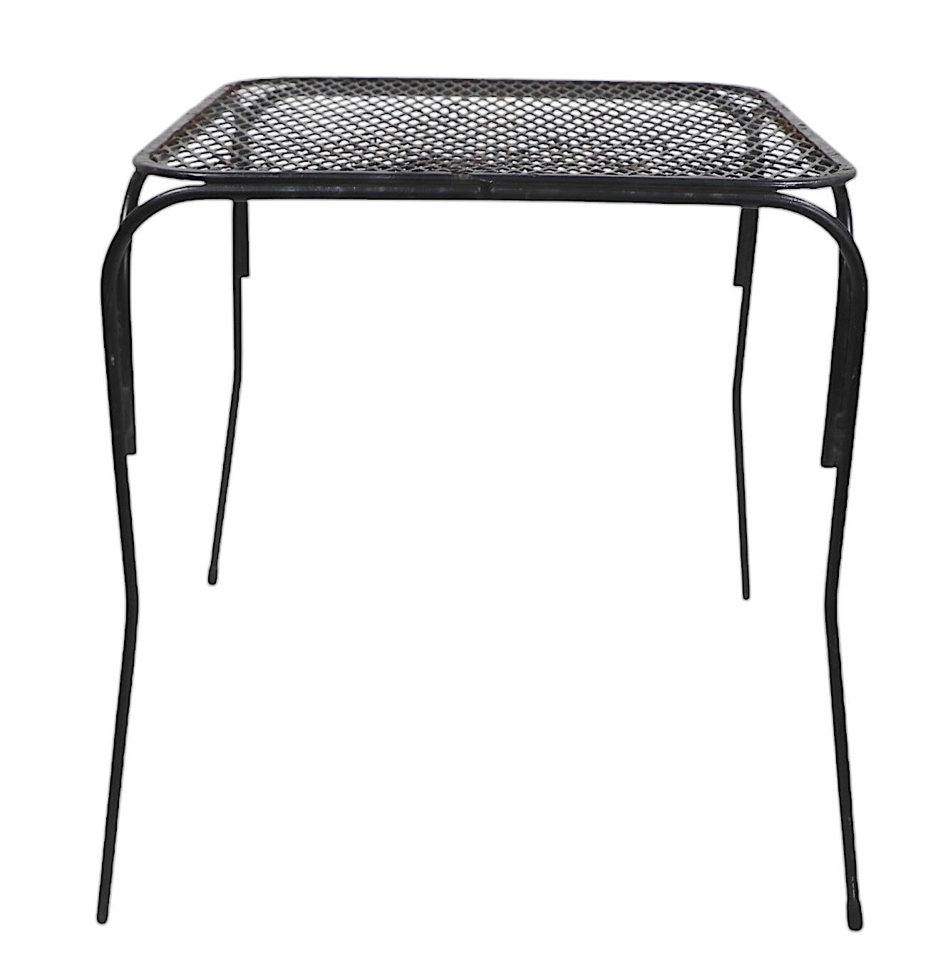 Diminutiver Beistelltisch aus Schmiedeeisen und Metallgeflecht für Garten und Terrasse nach Woodard (20. Jahrhundert) im Angebot