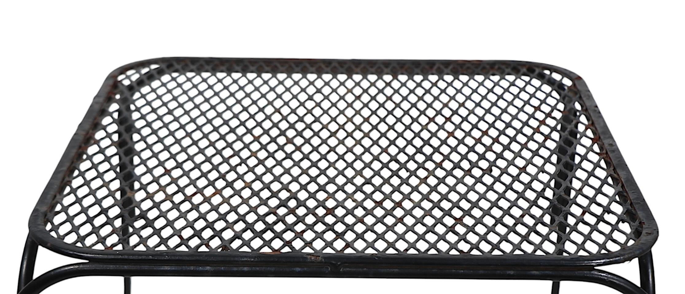 Diminutiver Beistelltisch aus Schmiedeeisen und Metallgeflecht für Garten und Terrasse nach Woodard im Angebot 1