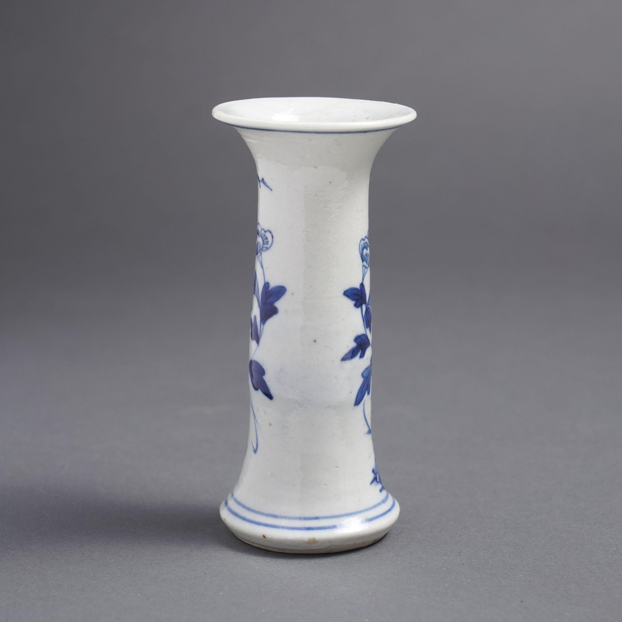 Esportazione cinese Vaso cinese in porcellana bianca e blu di dimensioni ridotte, 1680 ca. in vendita