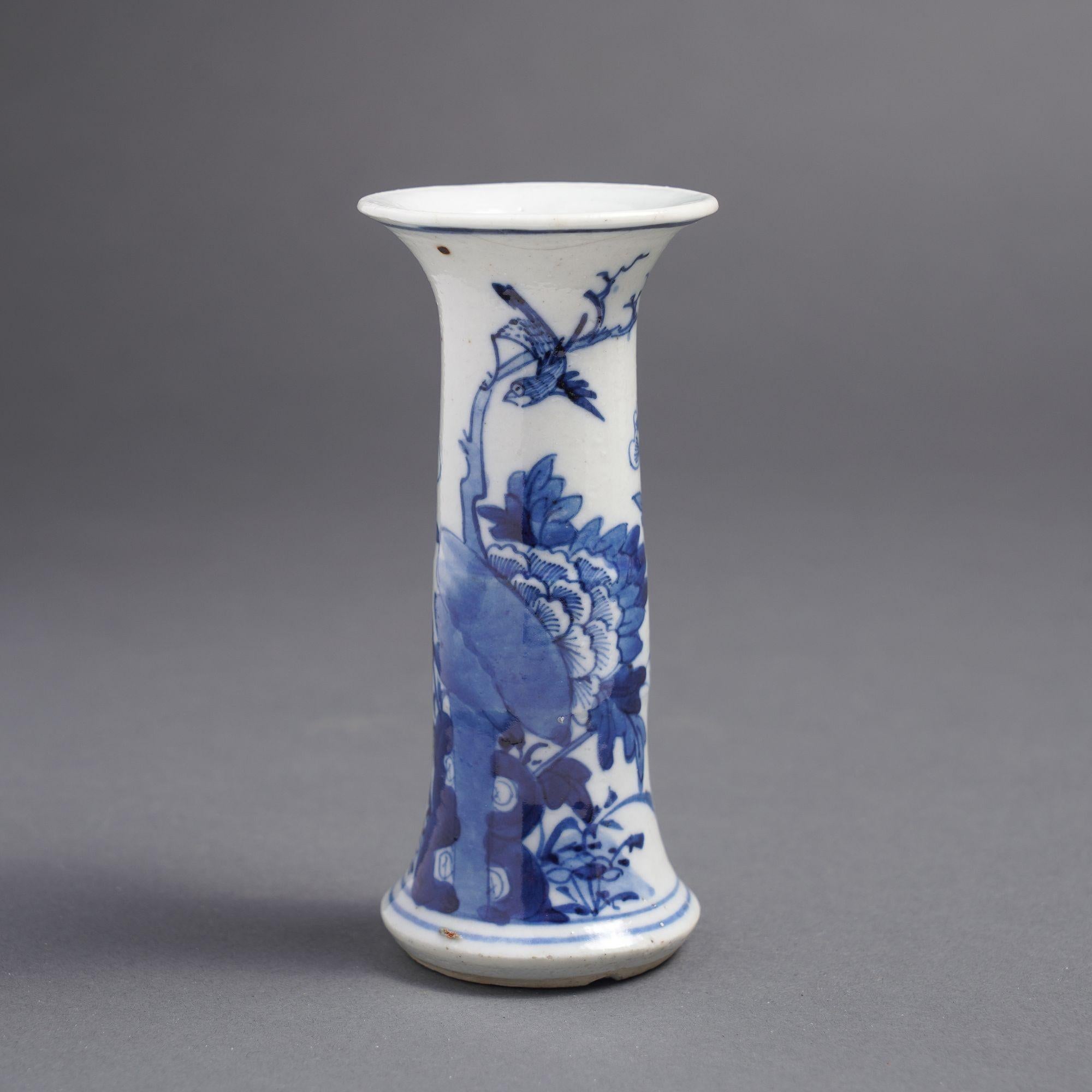 Cinese Vaso cinese in porcellana bianca e blu di dimensioni ridotte, 1680 ca. in vendita