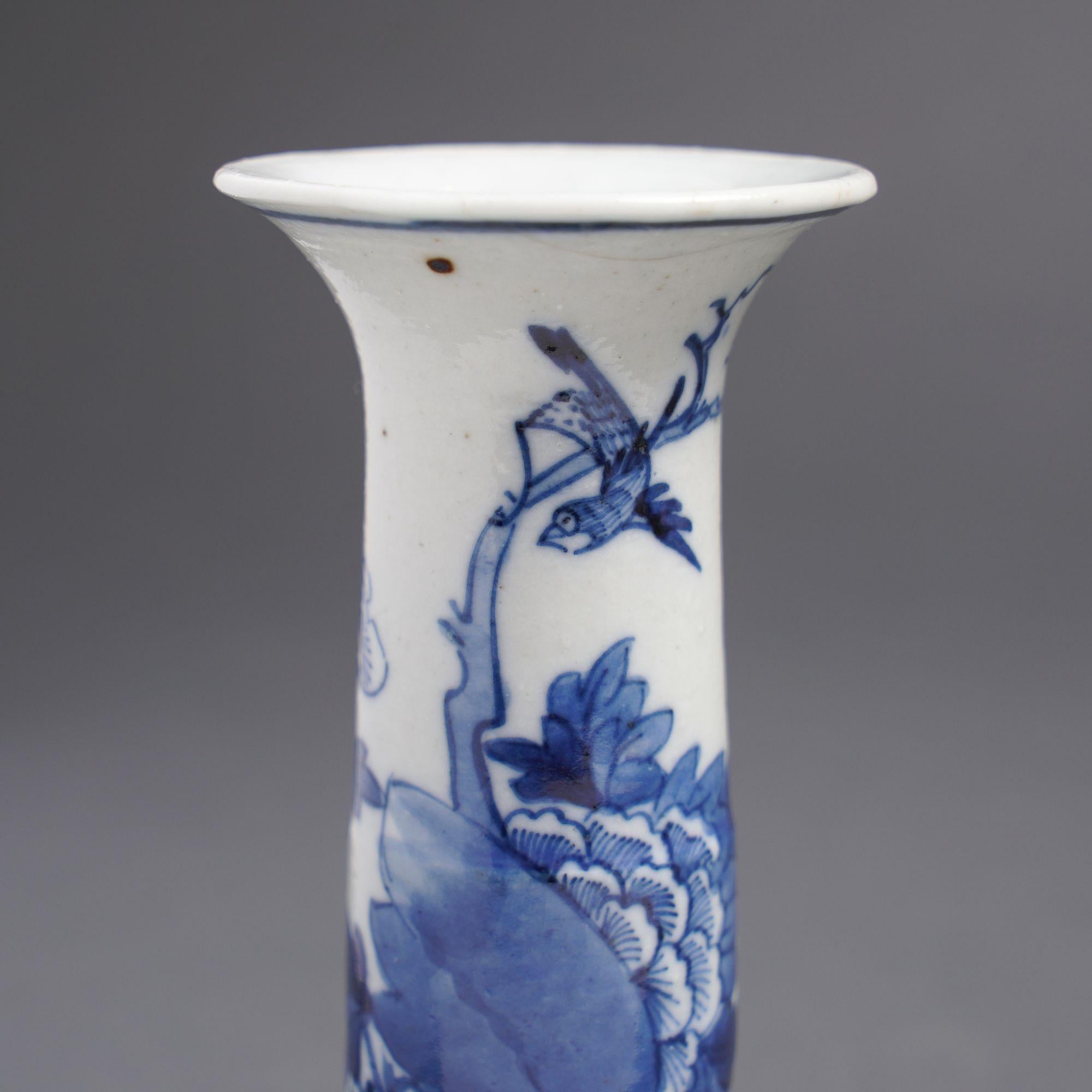 Vaso cinese in porcellana bianca e blu di dimensioni ridotte, 1680 ca. In condizioni buone in vendita a Kenilworth, IL