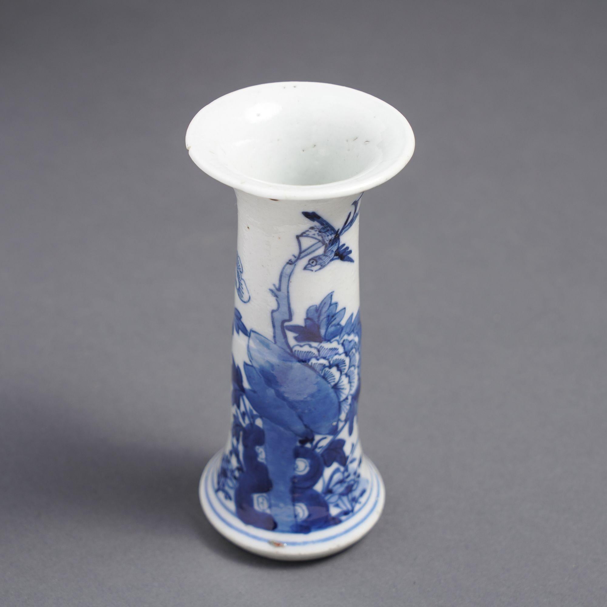 Fino al XVIII secolo Vaso cinese in porcellana bianca e blu di dimensioni ridotte, 1680 ca. in vendita