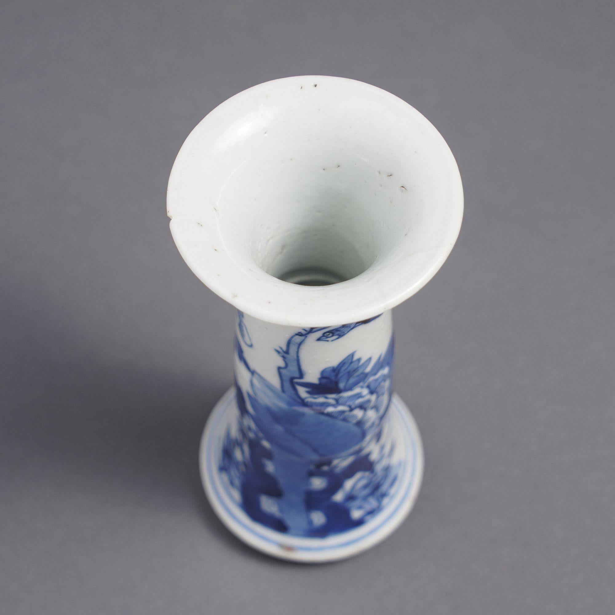 Porcellana Vaso cinese in porcellana bianca e blu di dimensioni ridotte, 1680 ca. in vendita