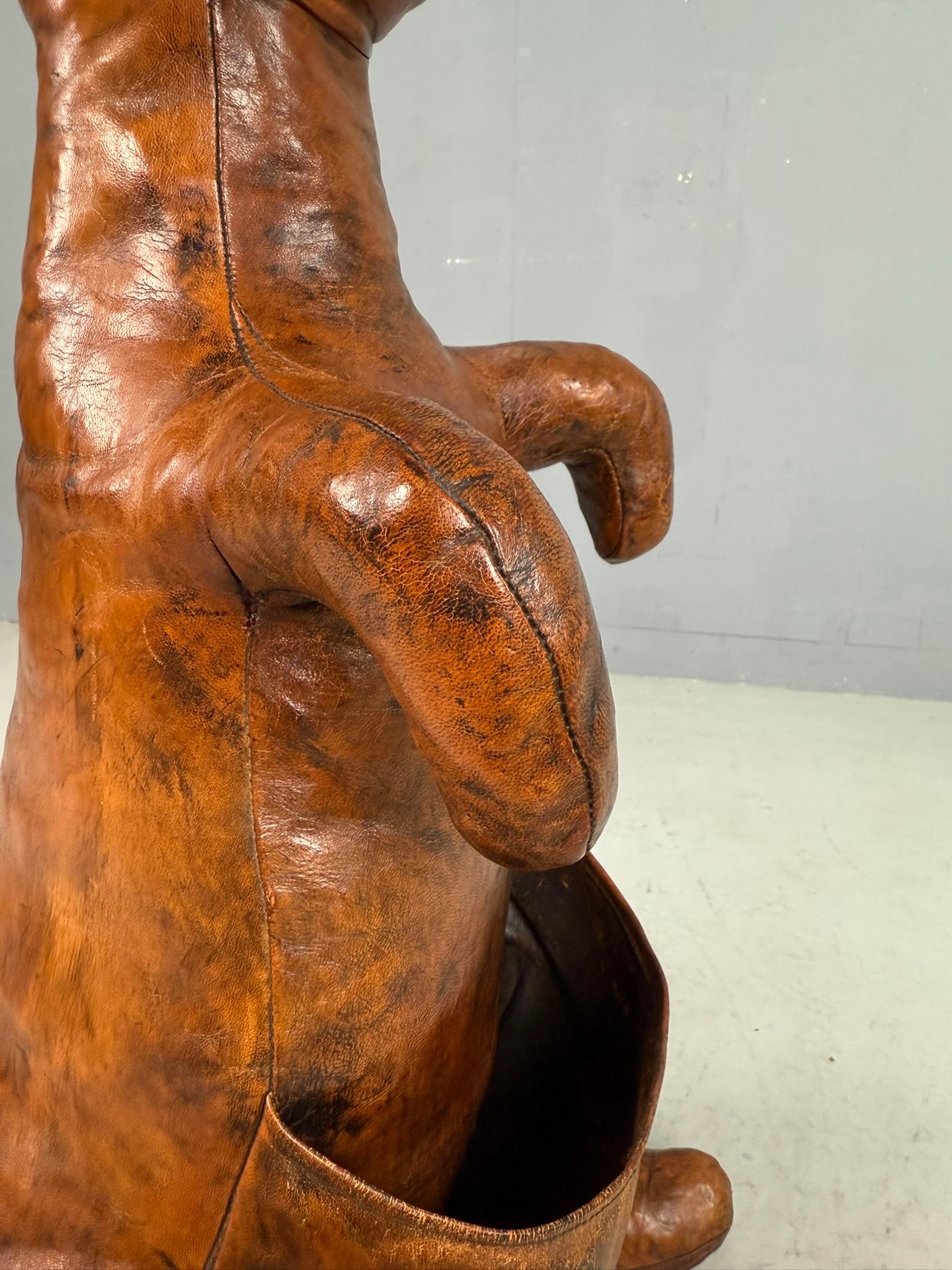 Dimitri Omersa Ledertasche für Zeitschriften Kangeroo, Almazán, Spanien, 1970 (gestempelt) im Angebot 6