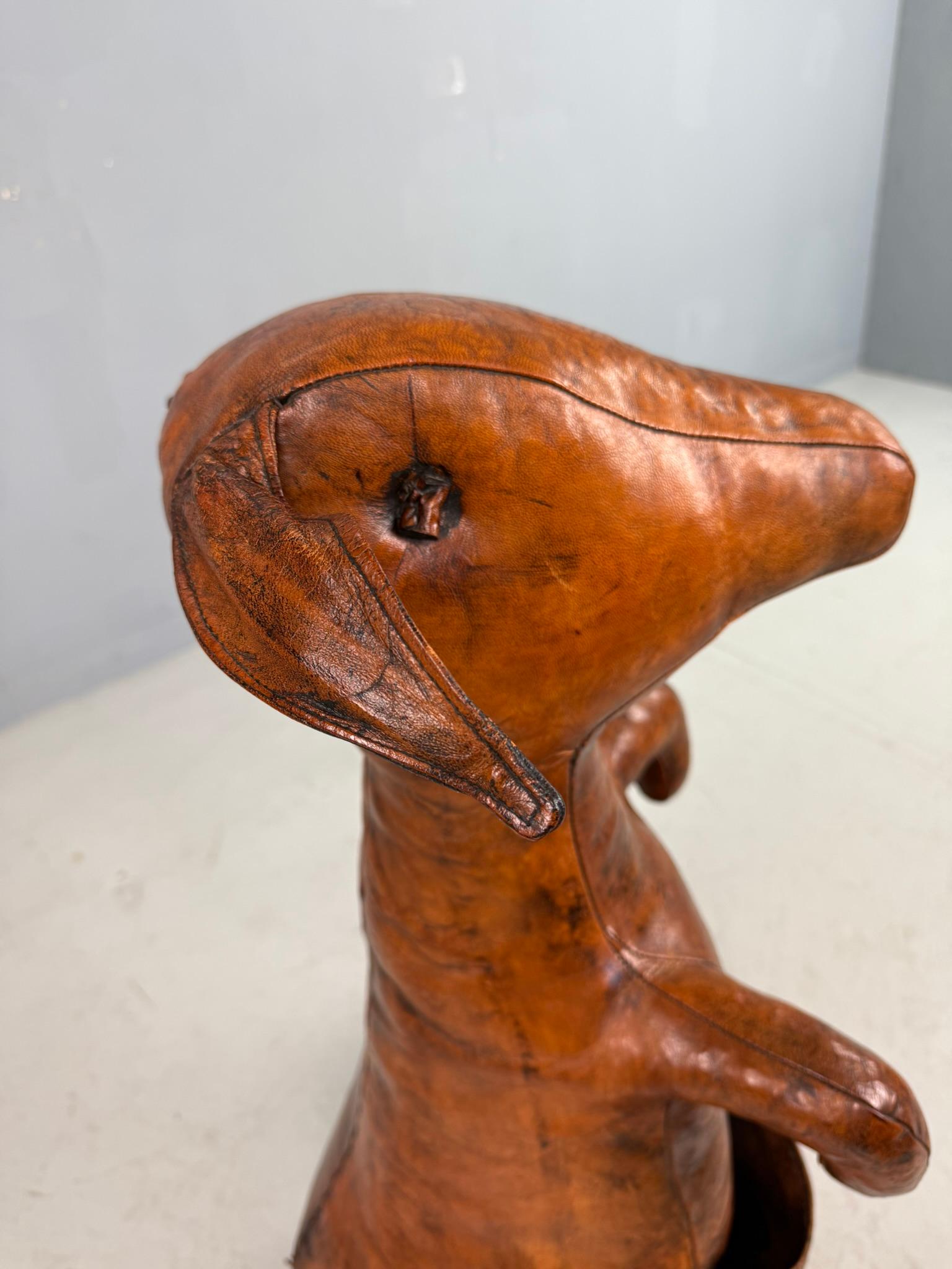 Dimitri Omersa Ledertasche für Zeitschriften Kangeroo, Almazán, Spanien, 1970 (gestempelt) im Angebot 7