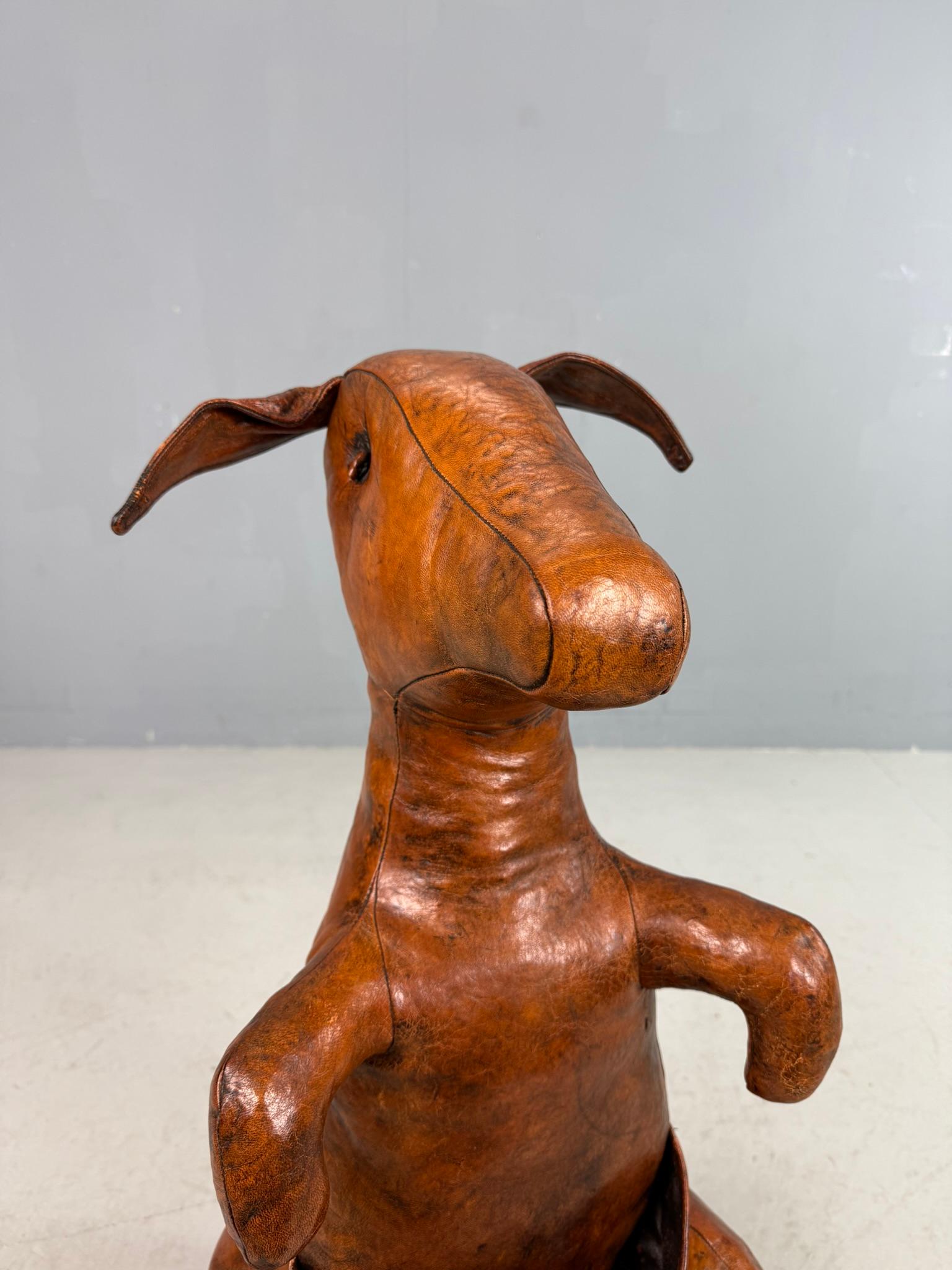 Dimitri Omersa Ledertasche für Zeitschriften Kangeroo, Almazán, Spanien, 1970 (gestempelt) im Angebot 9