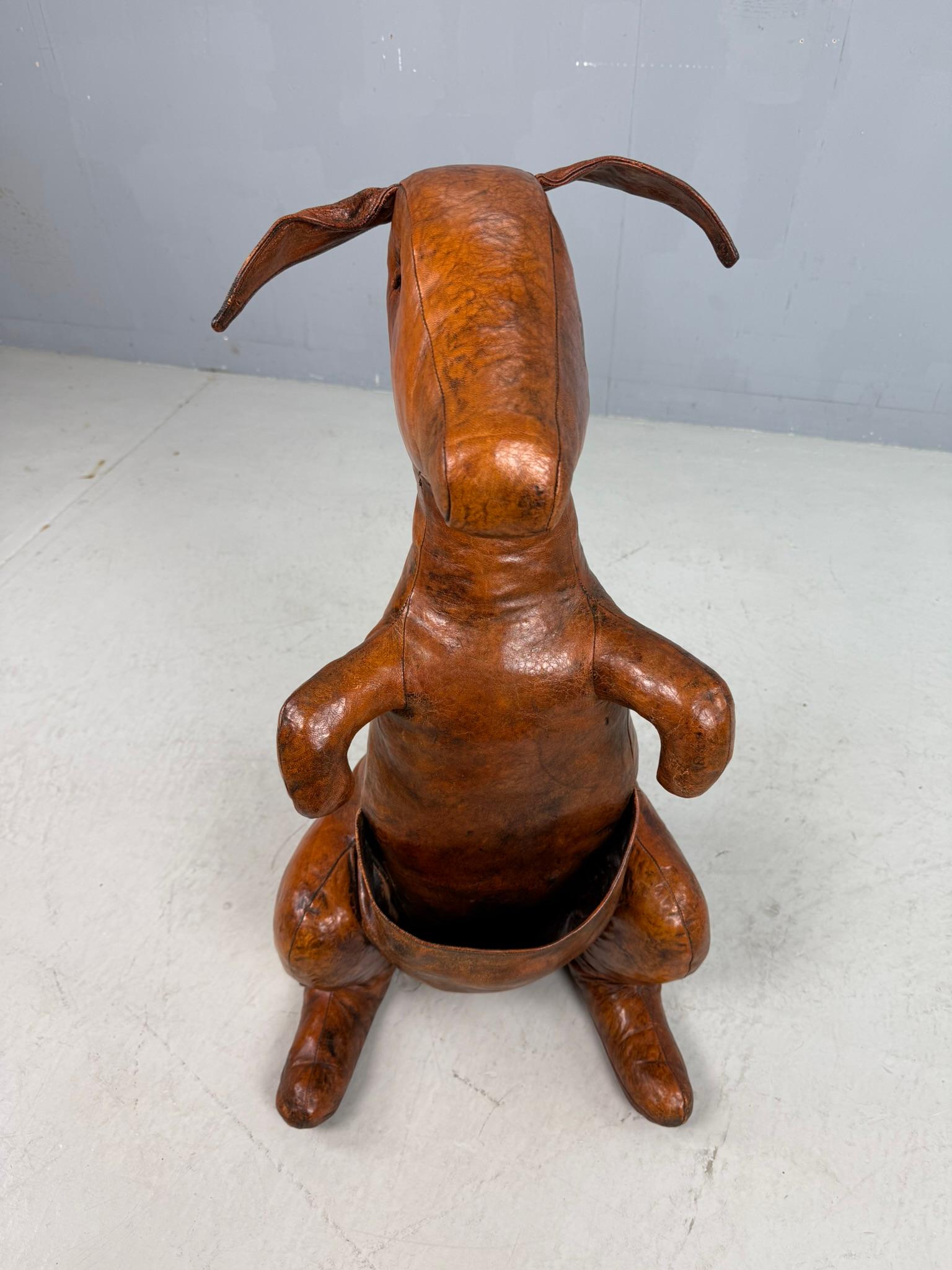 Dimitri Omersa Ledertasche für Zeitschriften Kangeroo, Almazán, Spanien, 1970 (gestempelt) im Angebot 10