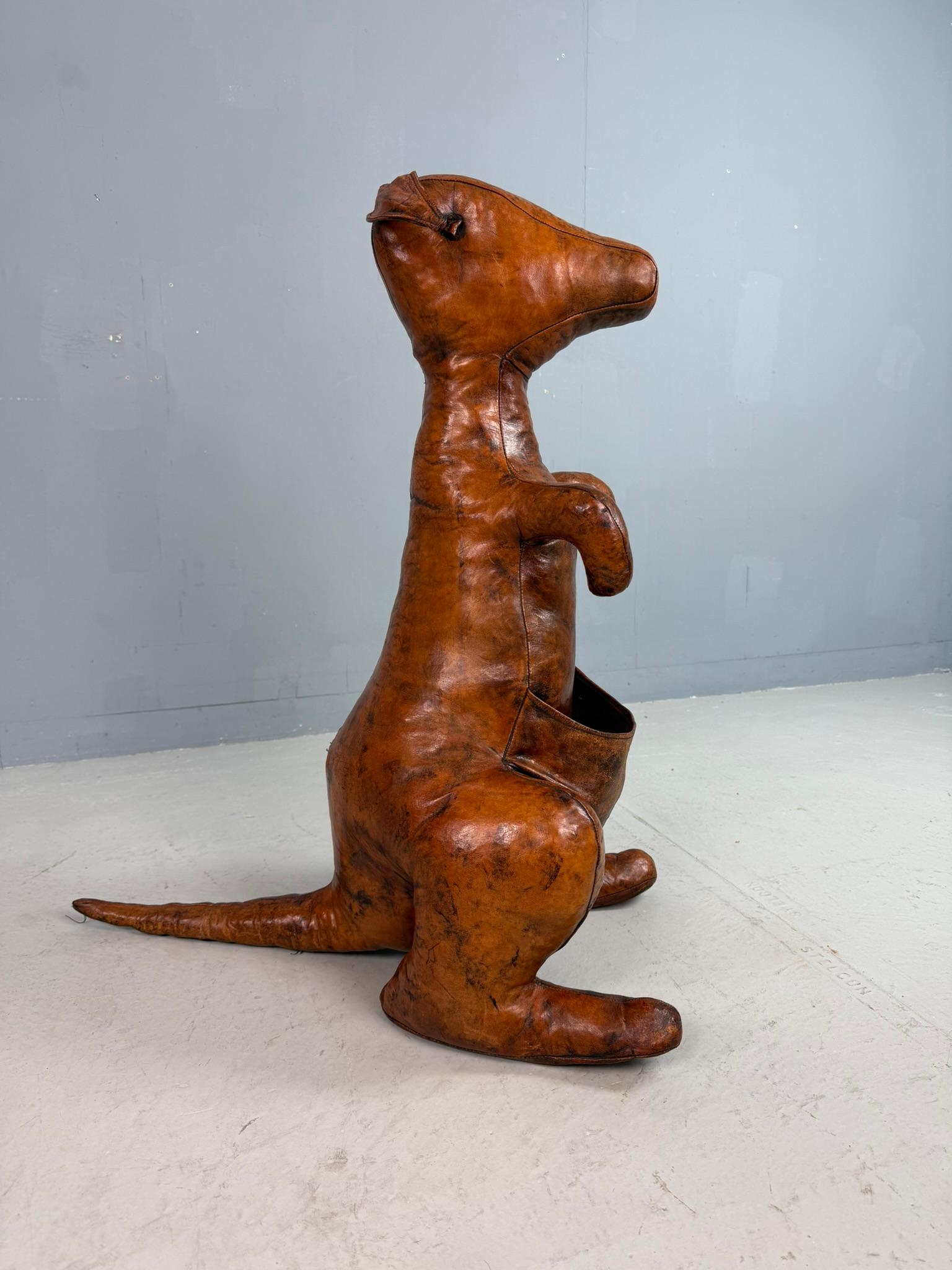 Dimitri Omersa Ledertasche für Zeitschriften Kangeroo, Almazán, Spanien, 1970 (gestempelt) (Moderne der Mitte des Jahrhunderts) im Angebot